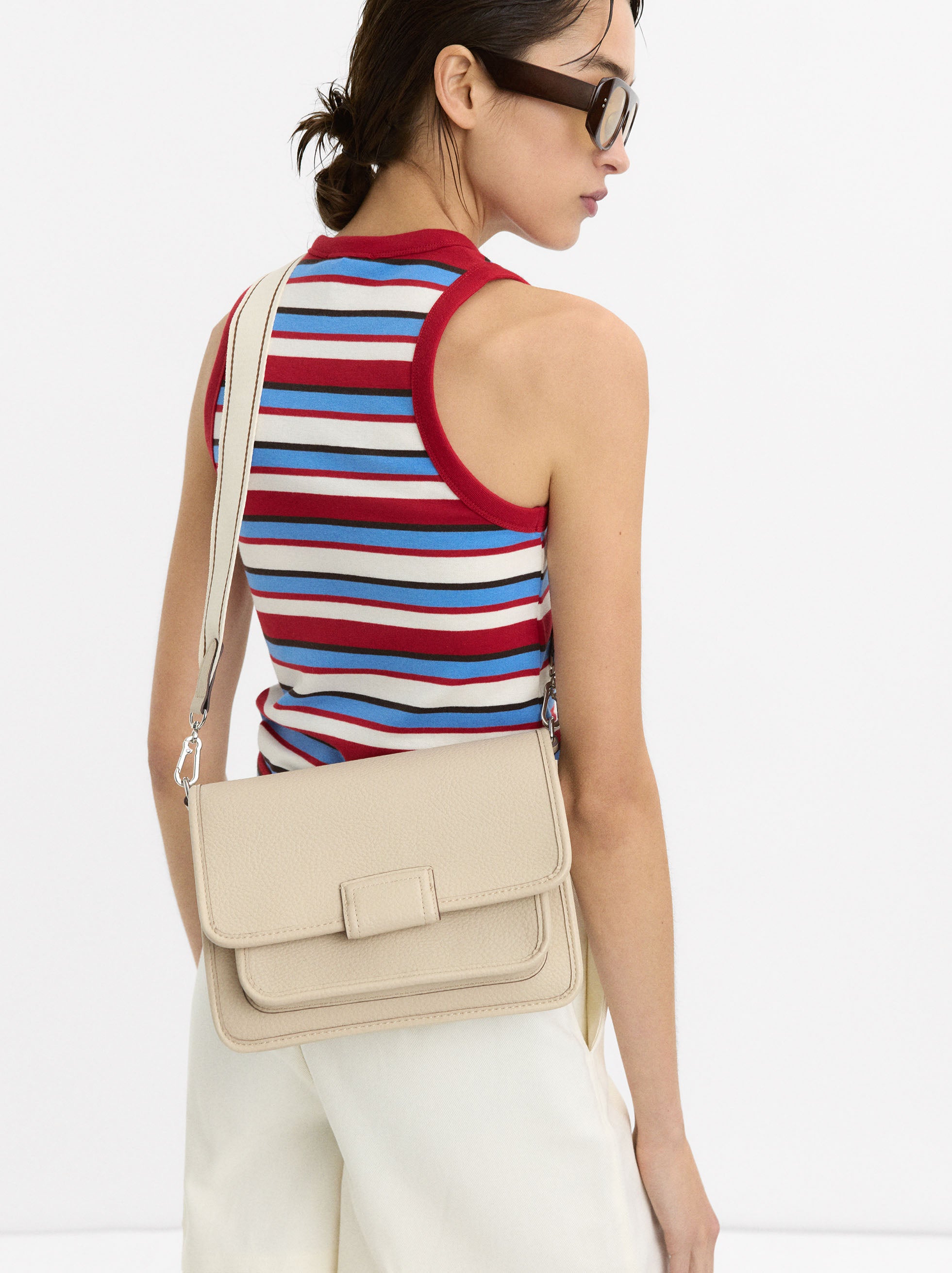 Bolso Bandolera Con Textura Y Solapa