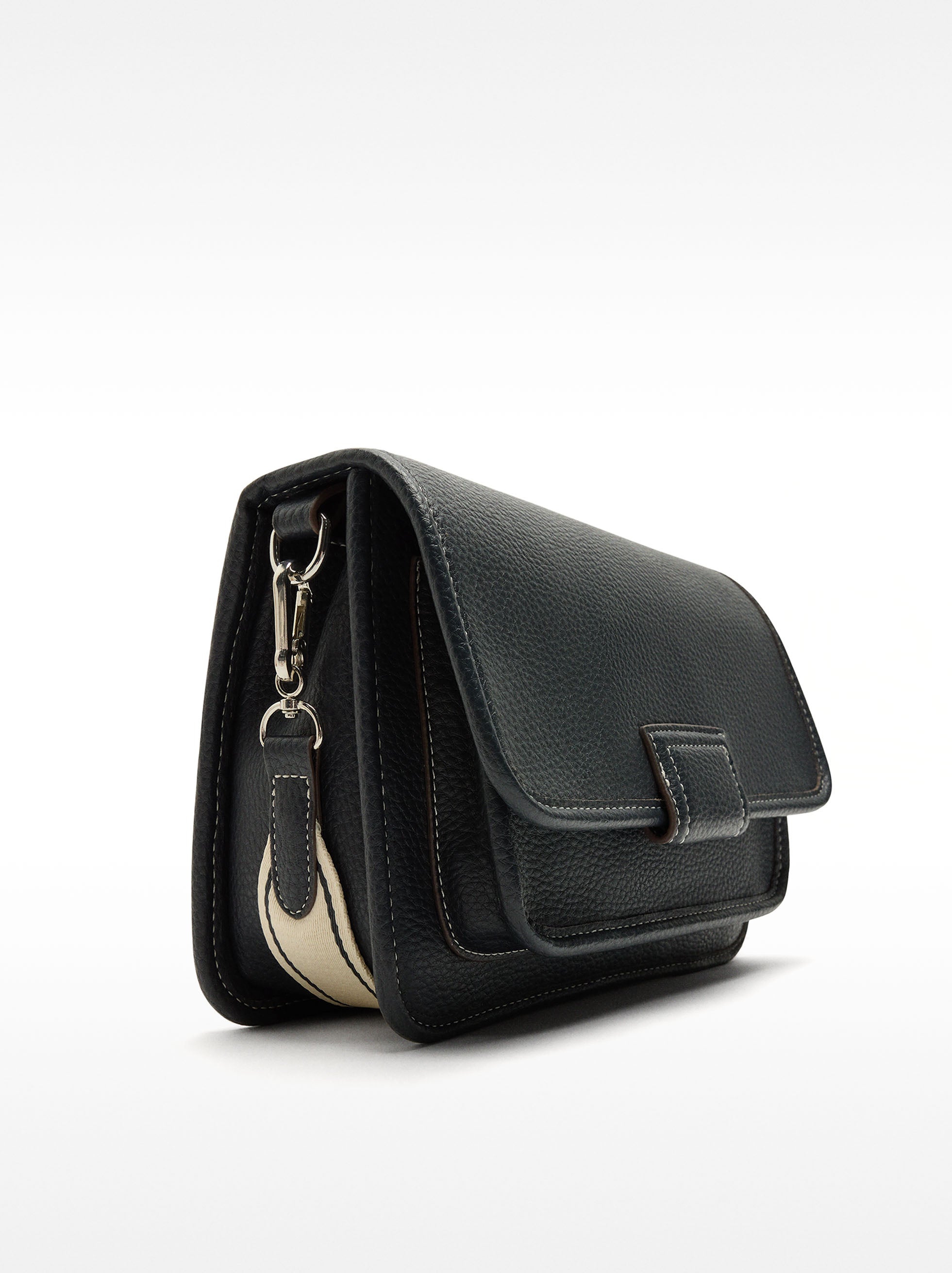 Bolso Bandolera Con Textura Y Solapa