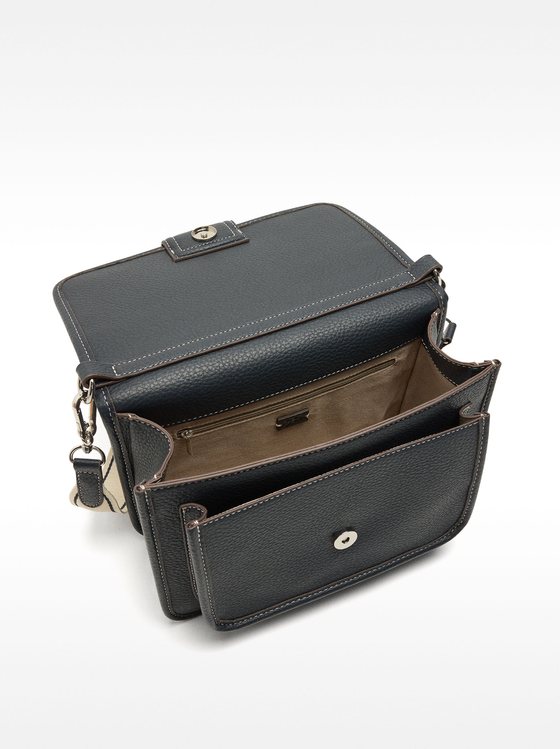 Bolso Bandolera Con Textura Y Solapa