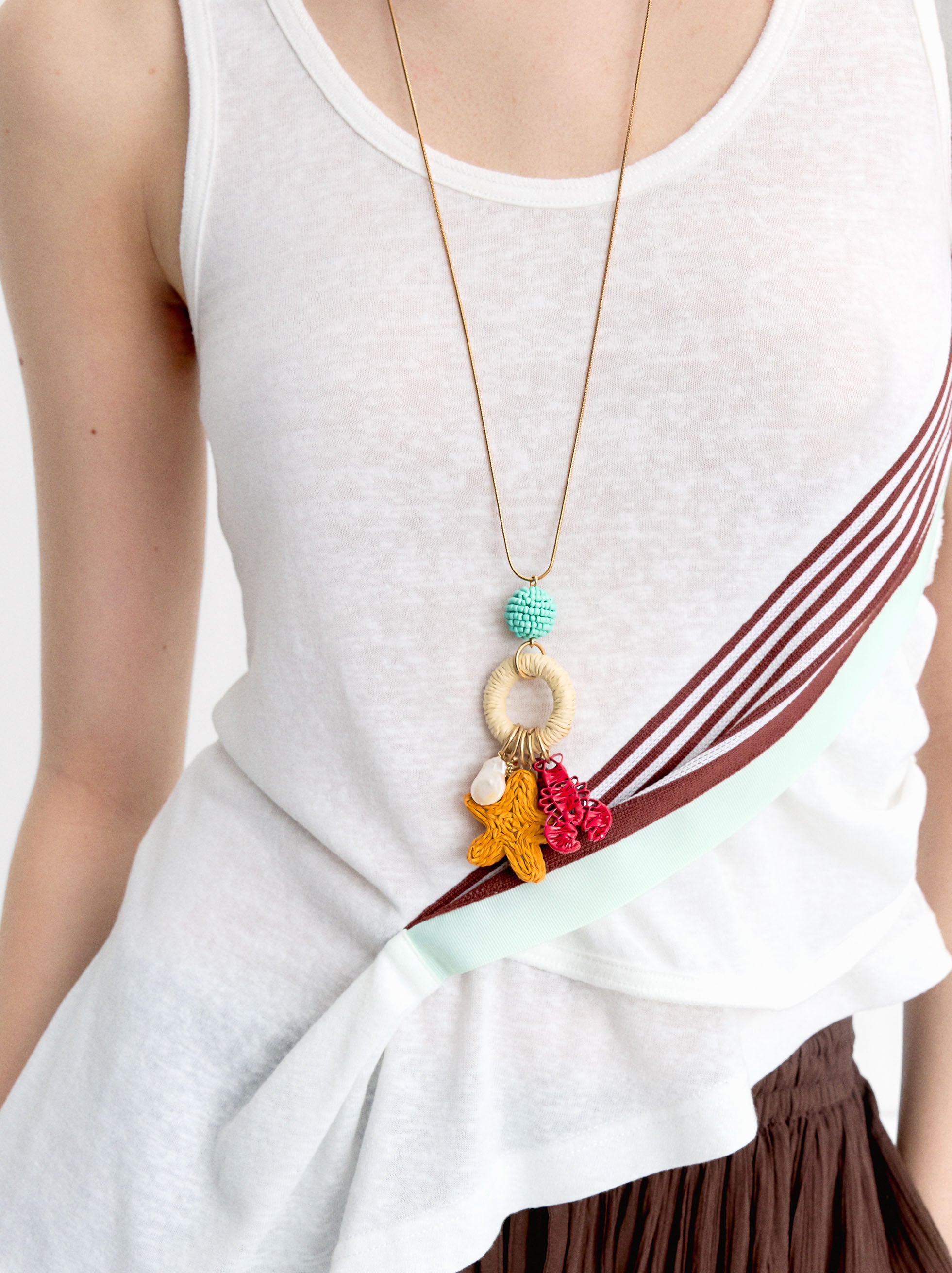 Collar Largo Con Colgantes De Rafia Y Perla De Agua Dulce