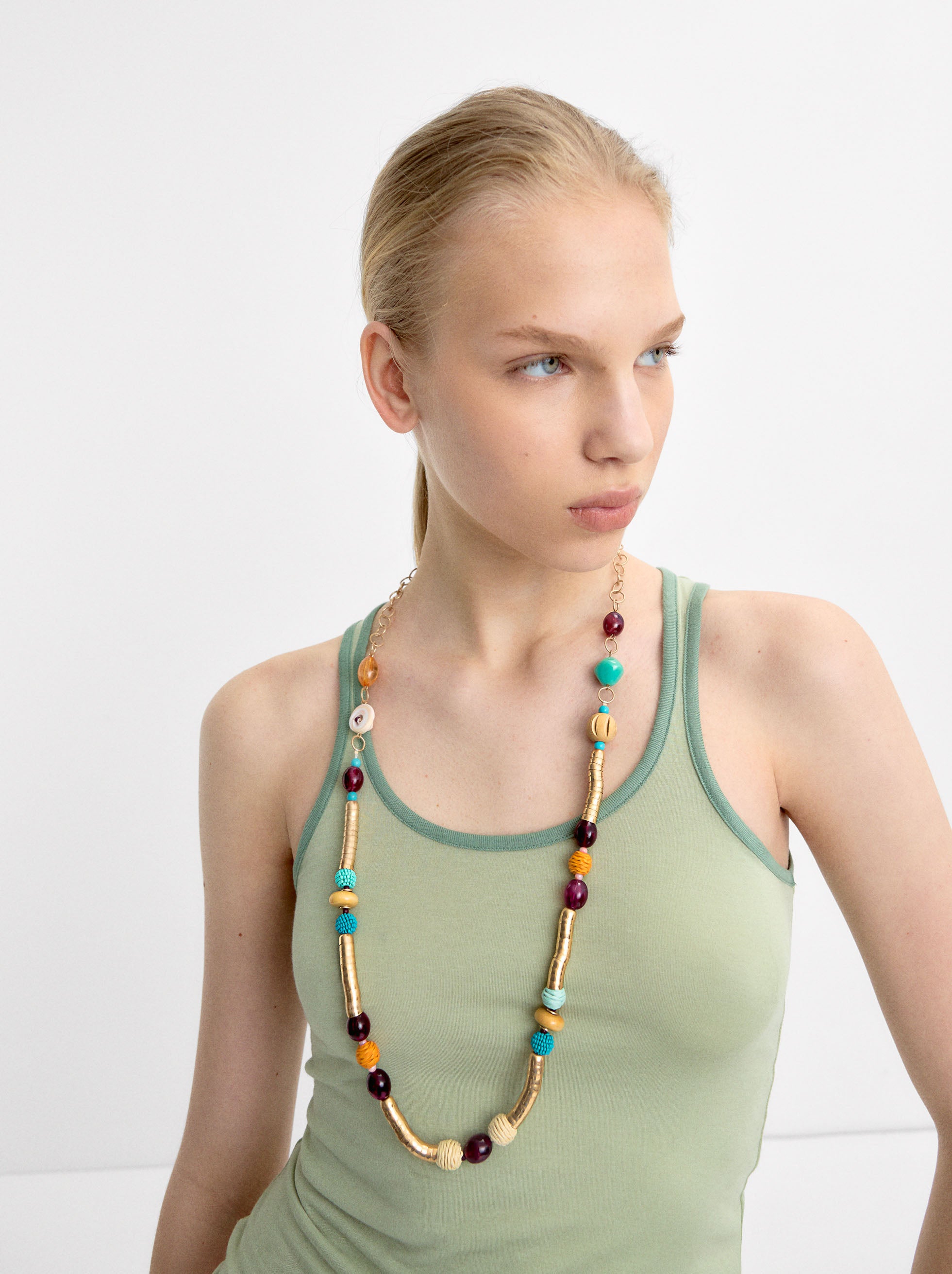 Collar De Cuentas Piedras Y Rafia