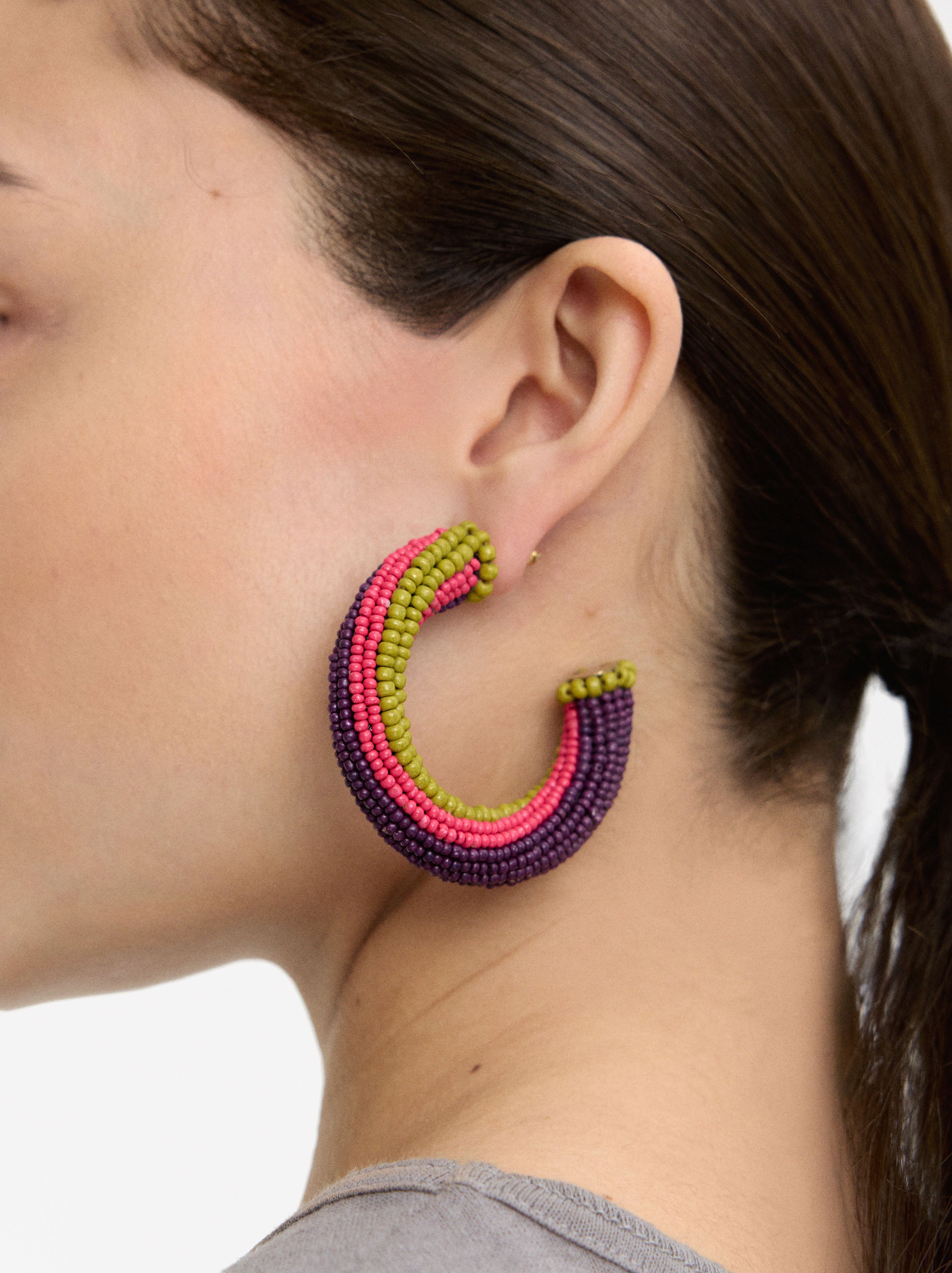Pendientes De Aro Abiertos Multicolor Con Abalorios