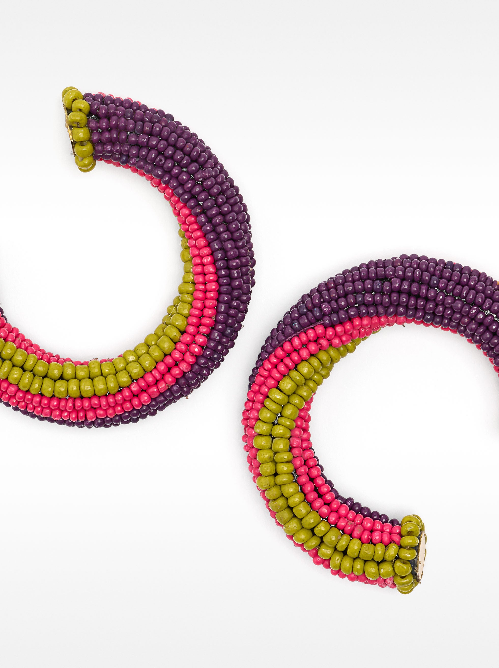 Pendientes De Aro Abiertos Multicolor Con Abalorios