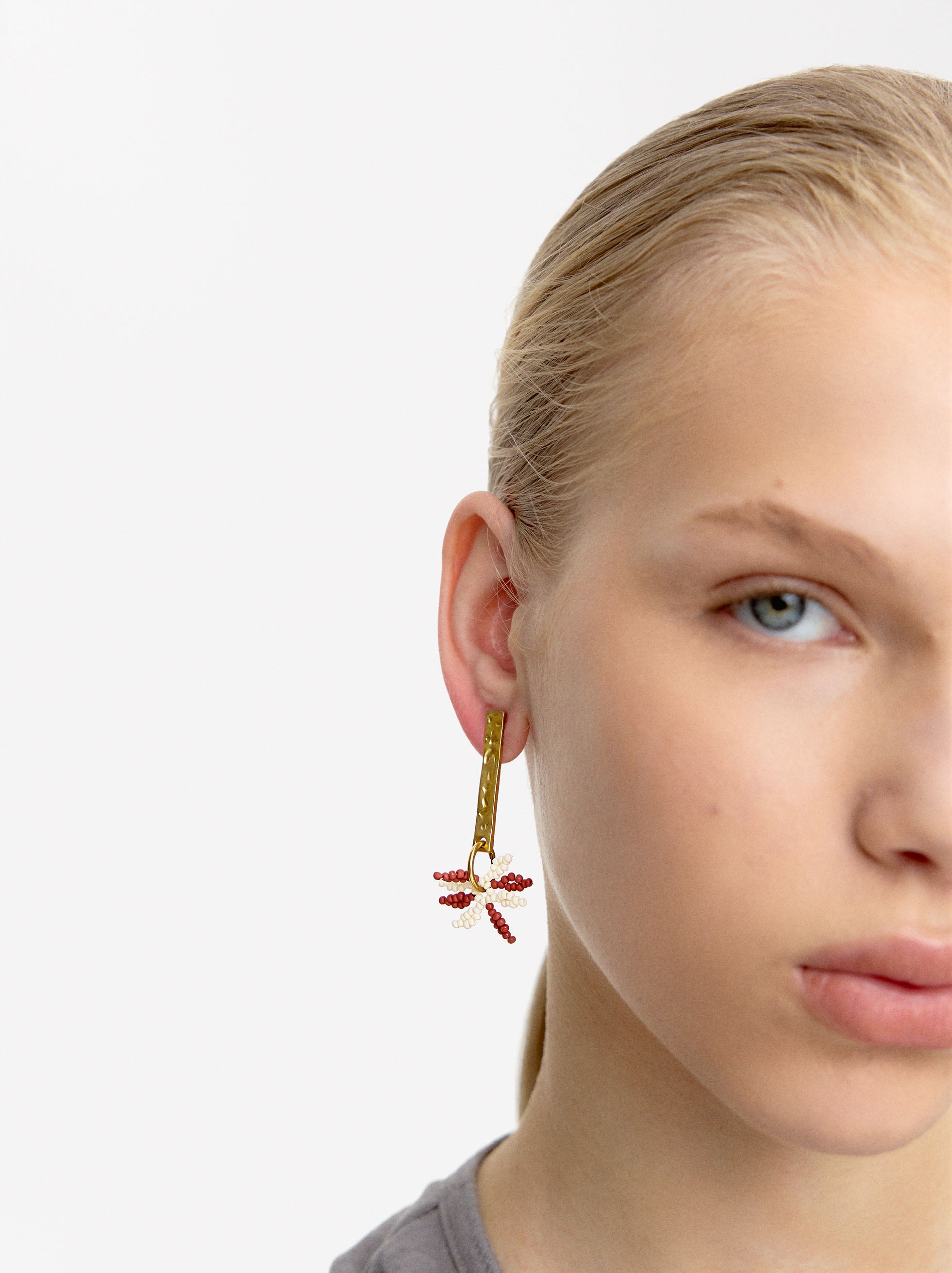 Aretes De Barra Con Flor De Cuentas