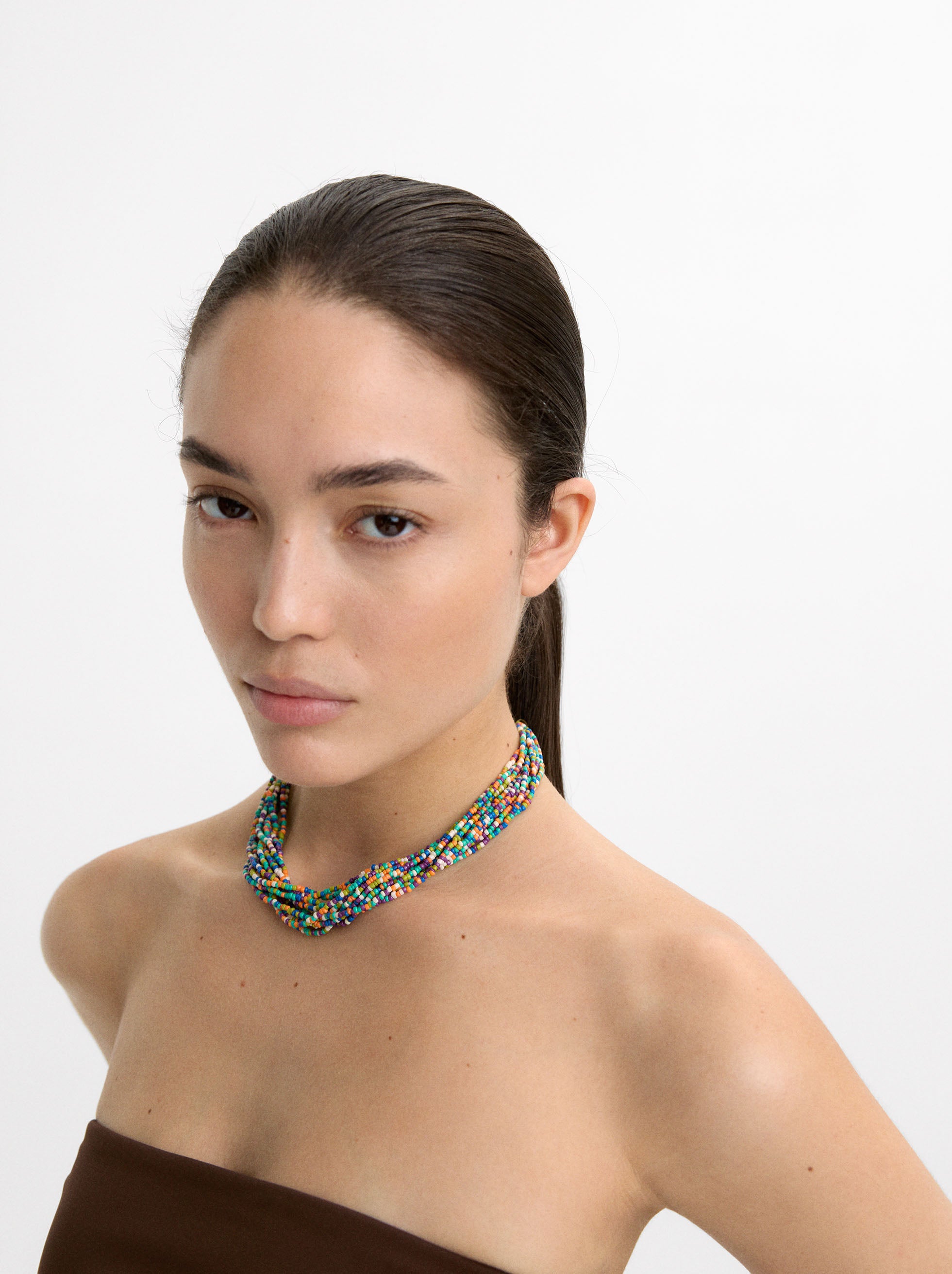 Collar Corto Múltiple Con Abalorios