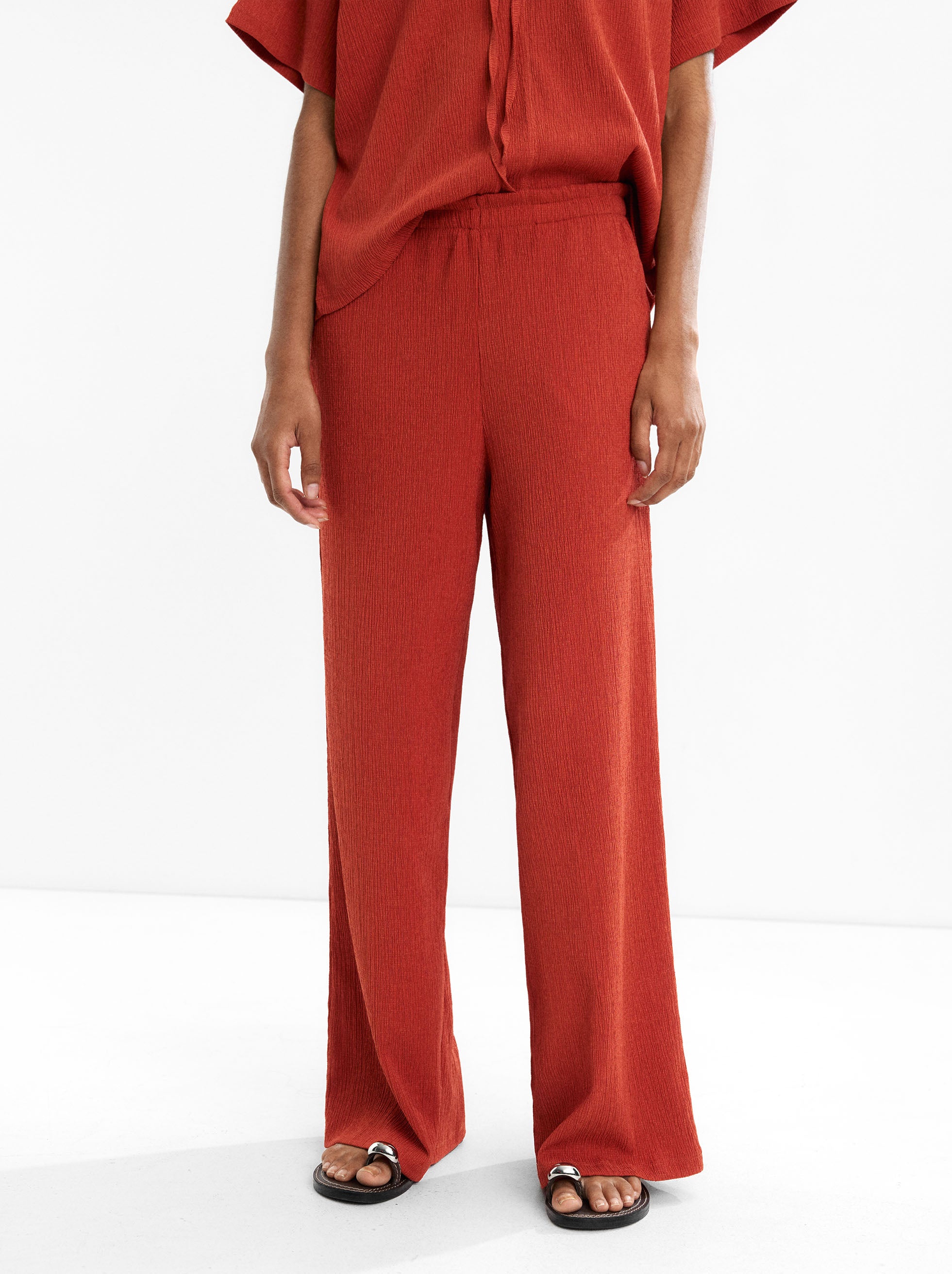 Pantalón Con Textura Y Cintura Elástica