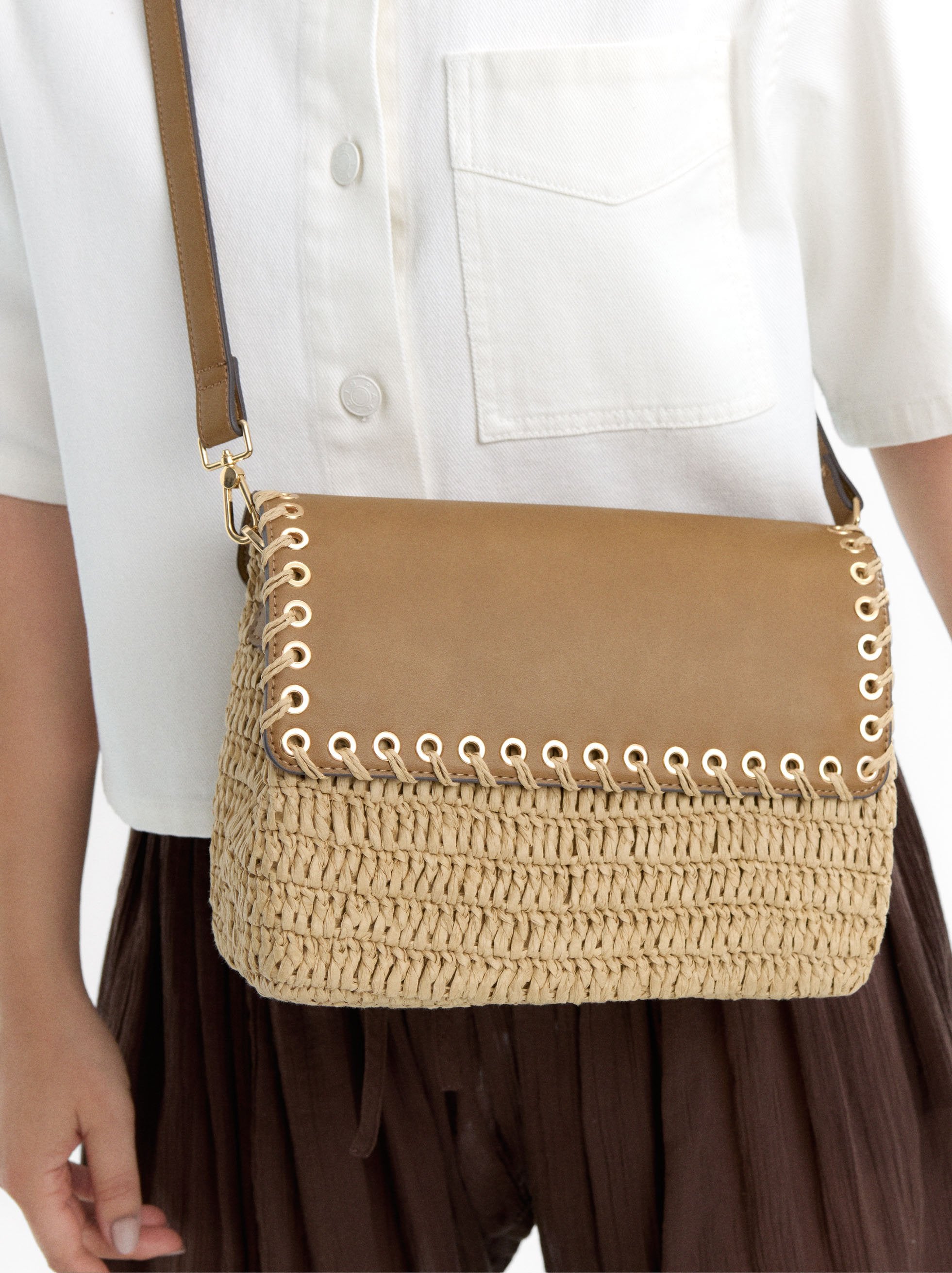 Bolso Bandolera De Efecto Rafia Con Solapa