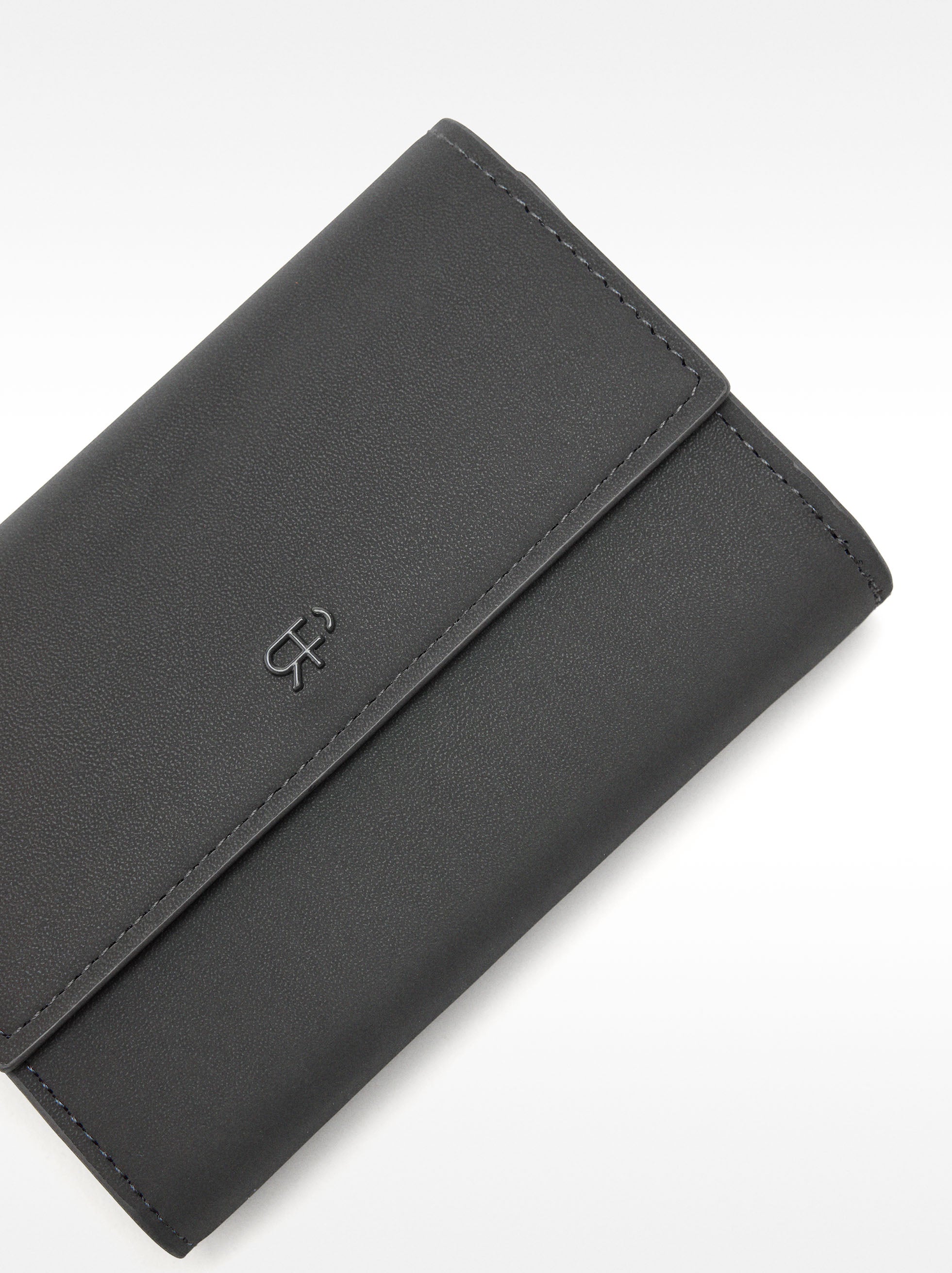 Cartera Con Solapa De Textura Suave