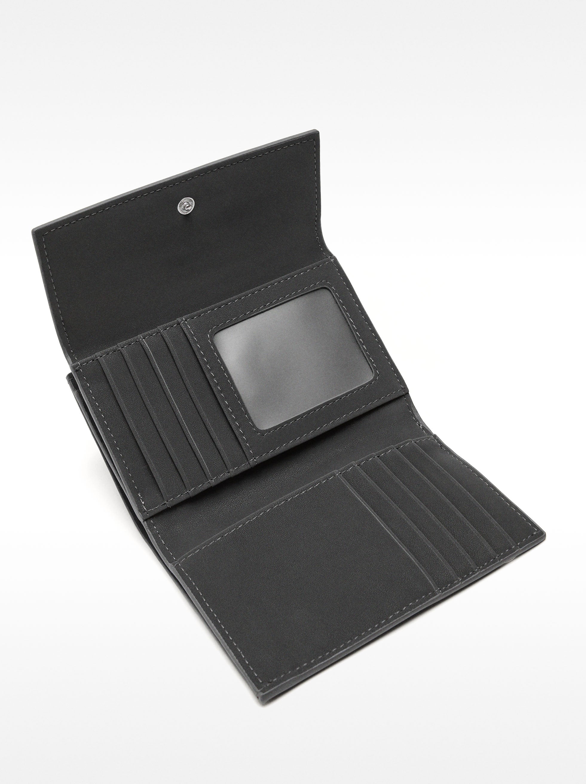 Cartera Con Solapa De Textura Suave