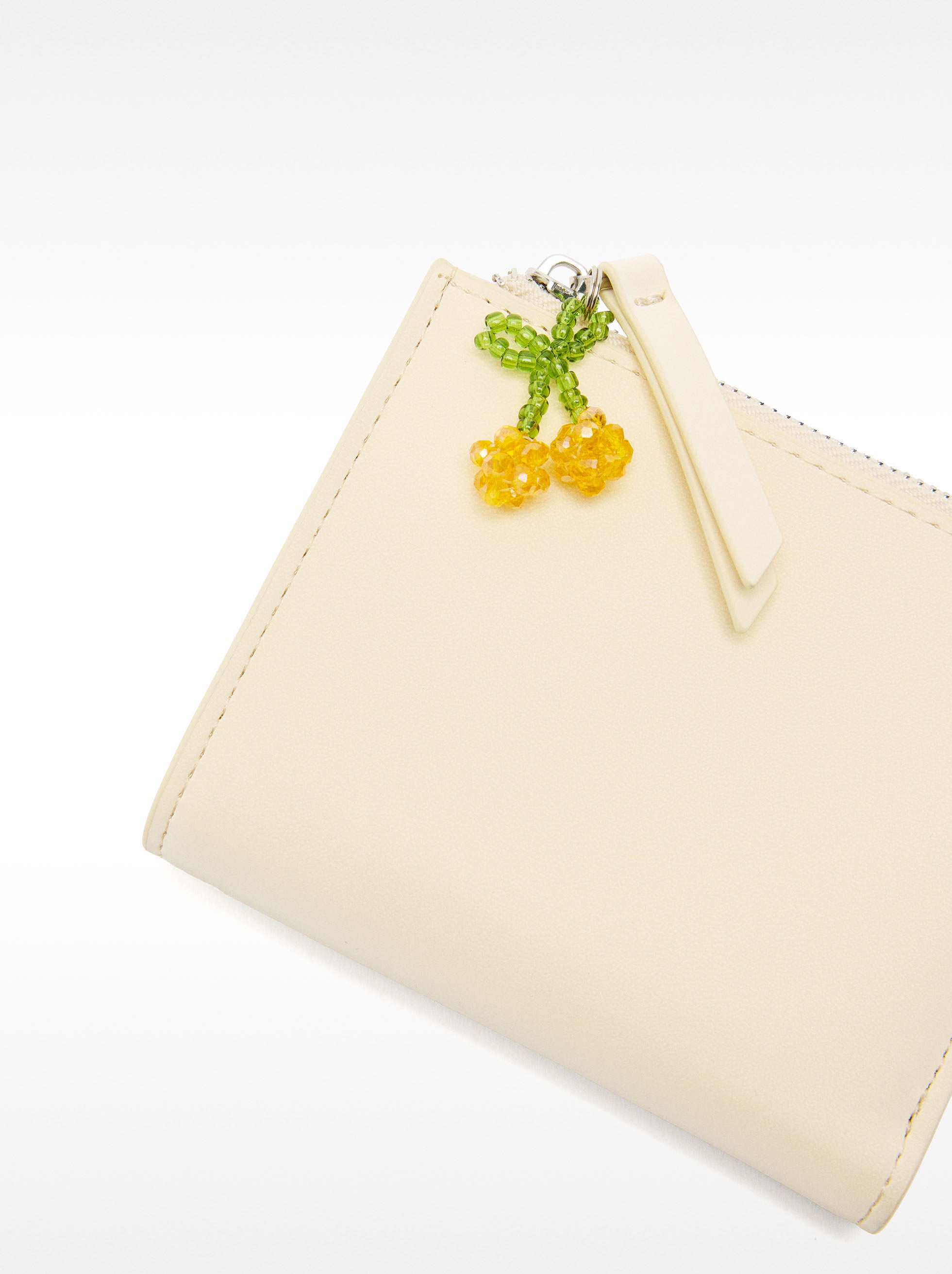 Cartera Con Textura Suave Y Charm Floral