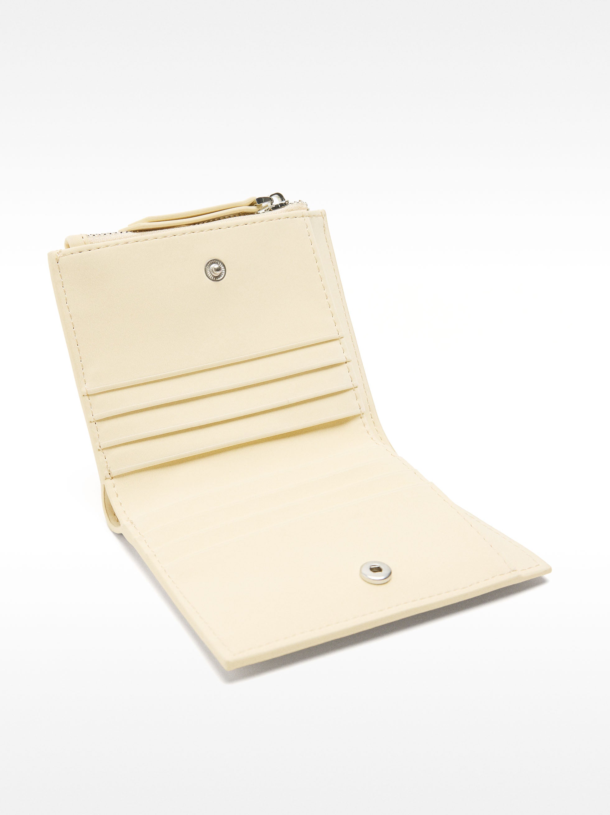 Cartera Con Textura Suave Y Charm Floral