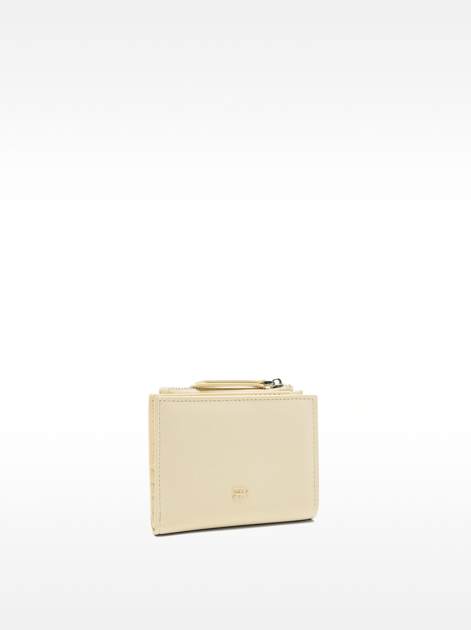 Cartera Con Textura Suave Y Charm Floral