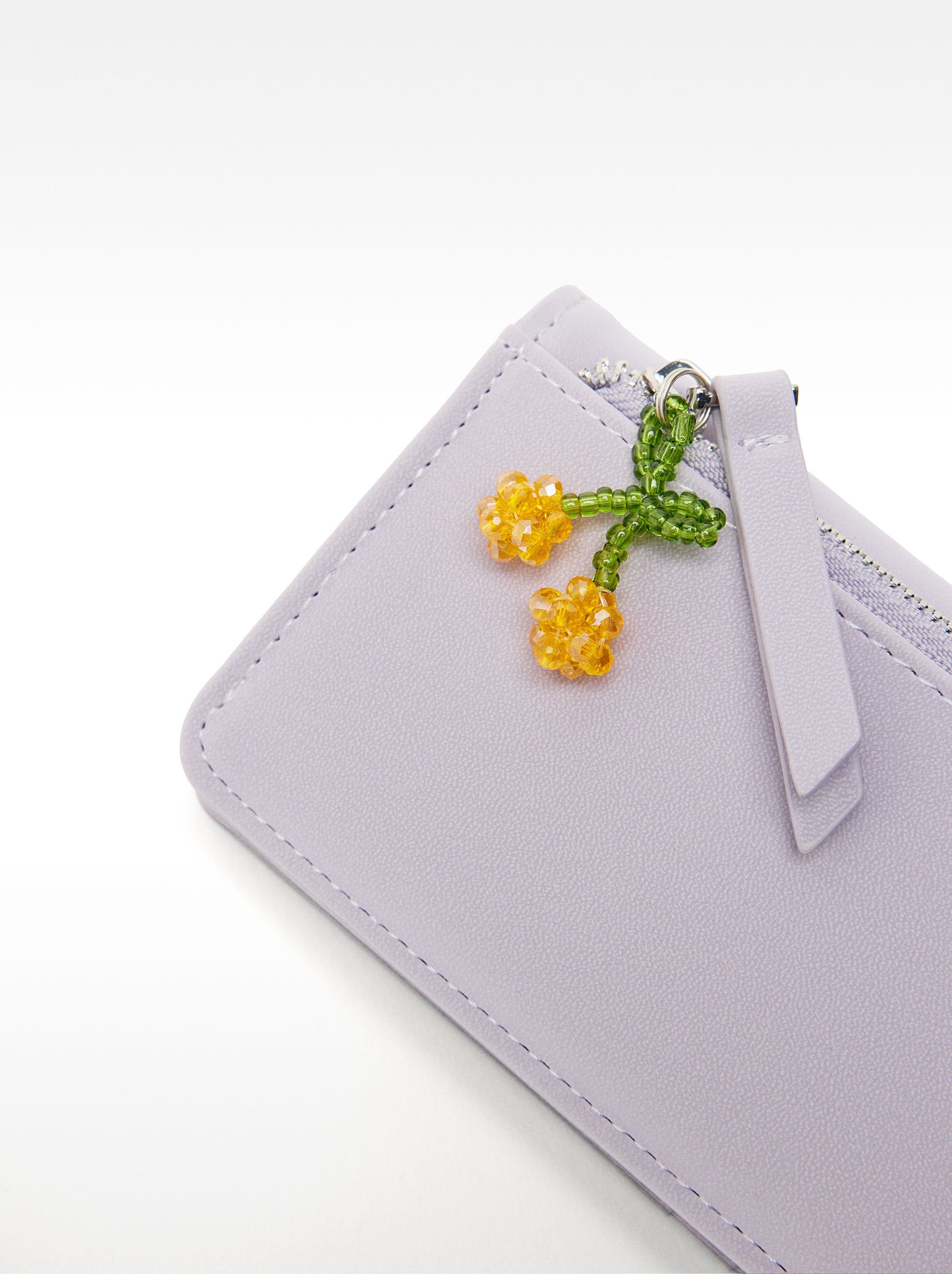 Tarjetero Con Textura Suave Y Charm Floral