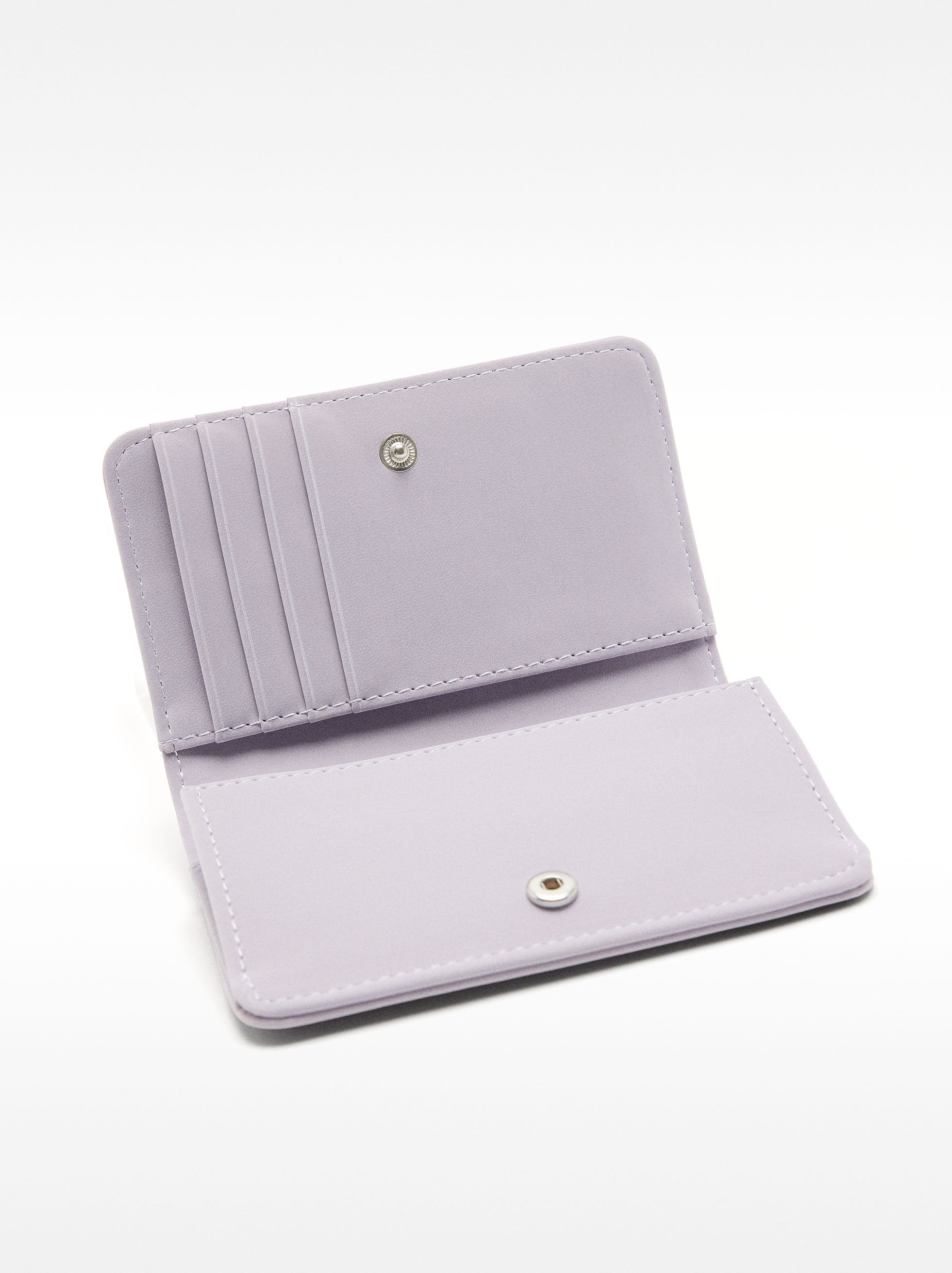 Tarjetero Con Textura Suave Y Charm Floral