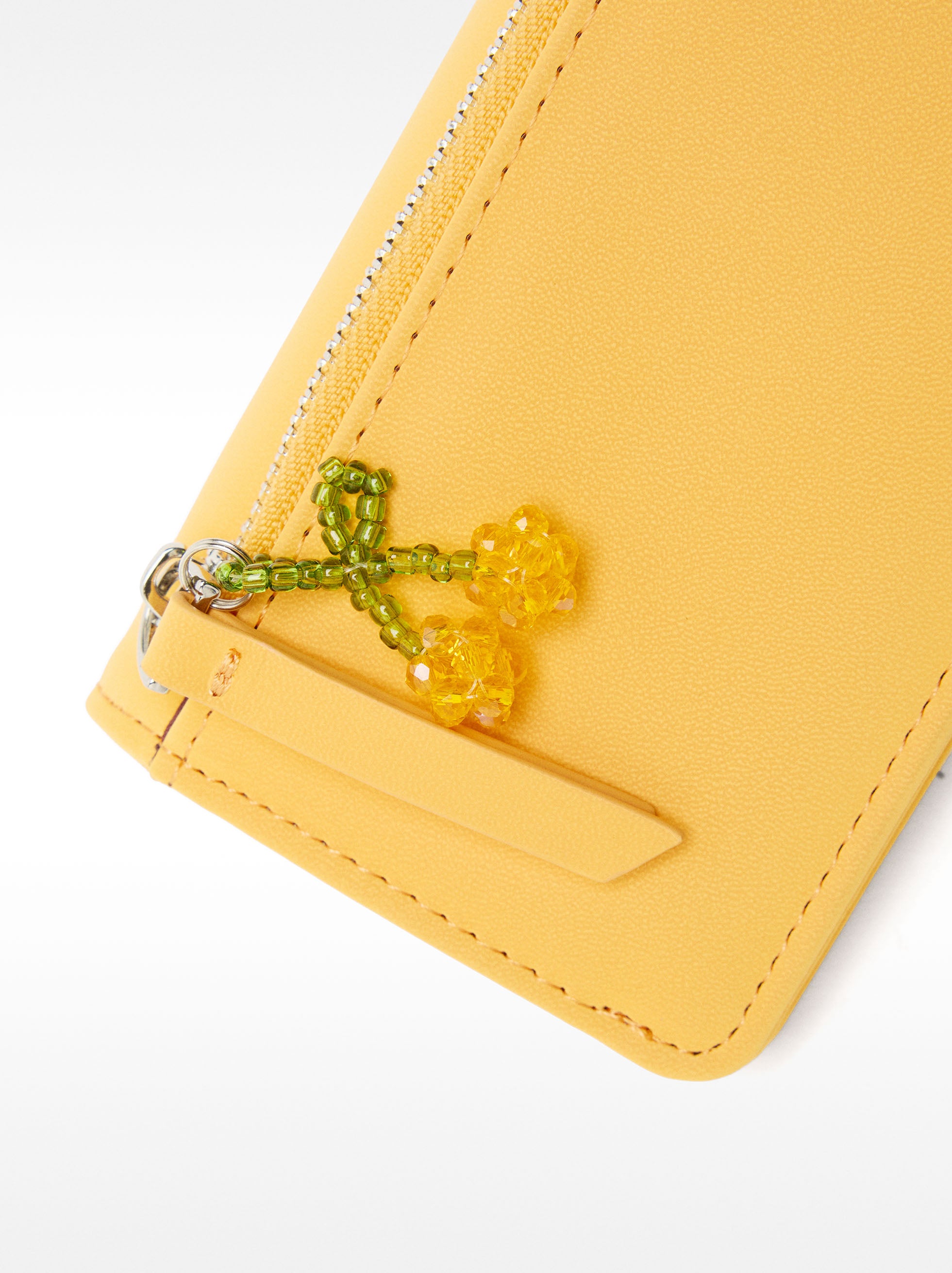 Tarjetero Con Textura Suave Y Charm Floral