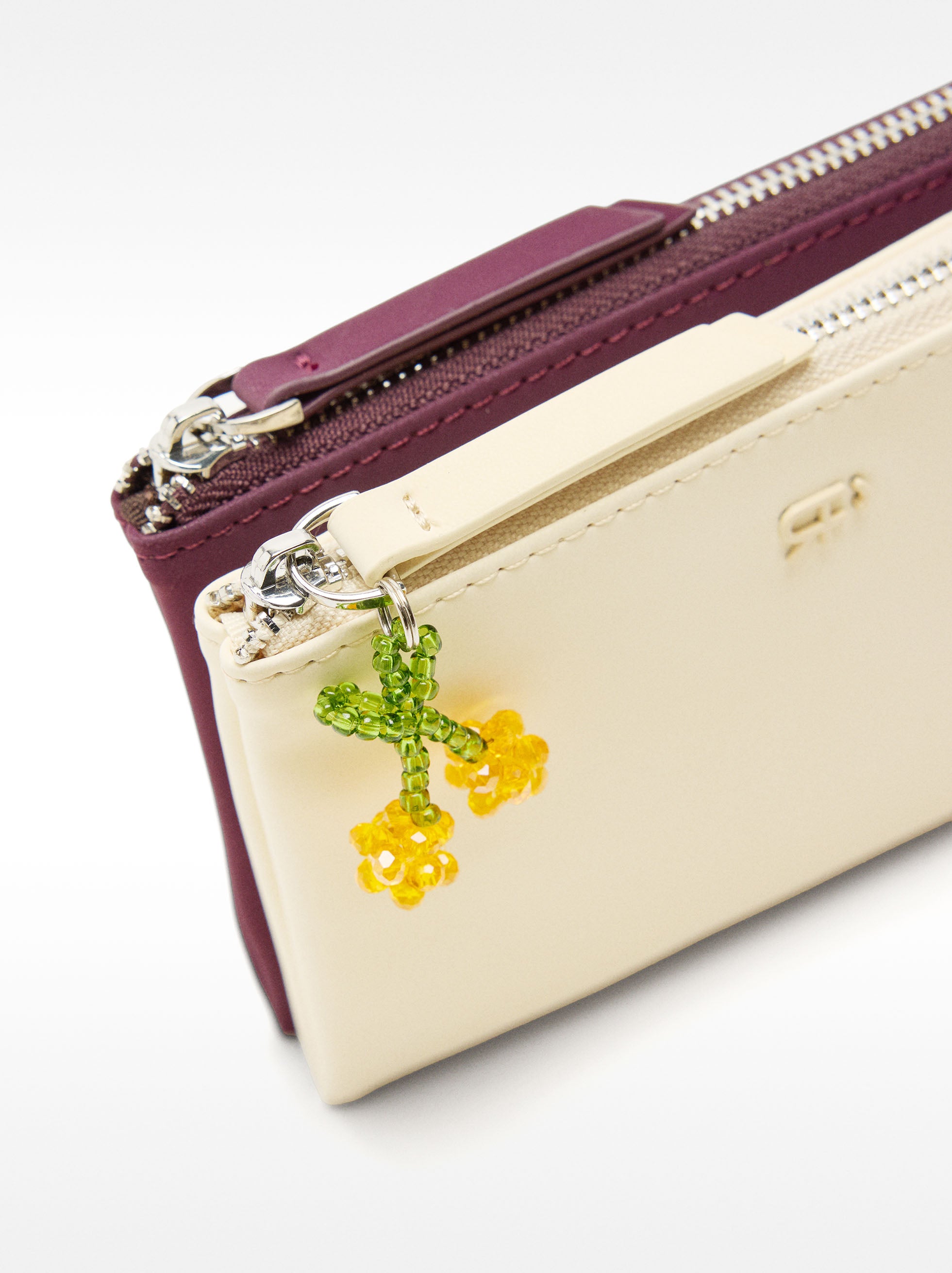 Monedero Con Textura Suave Y Charm Floral