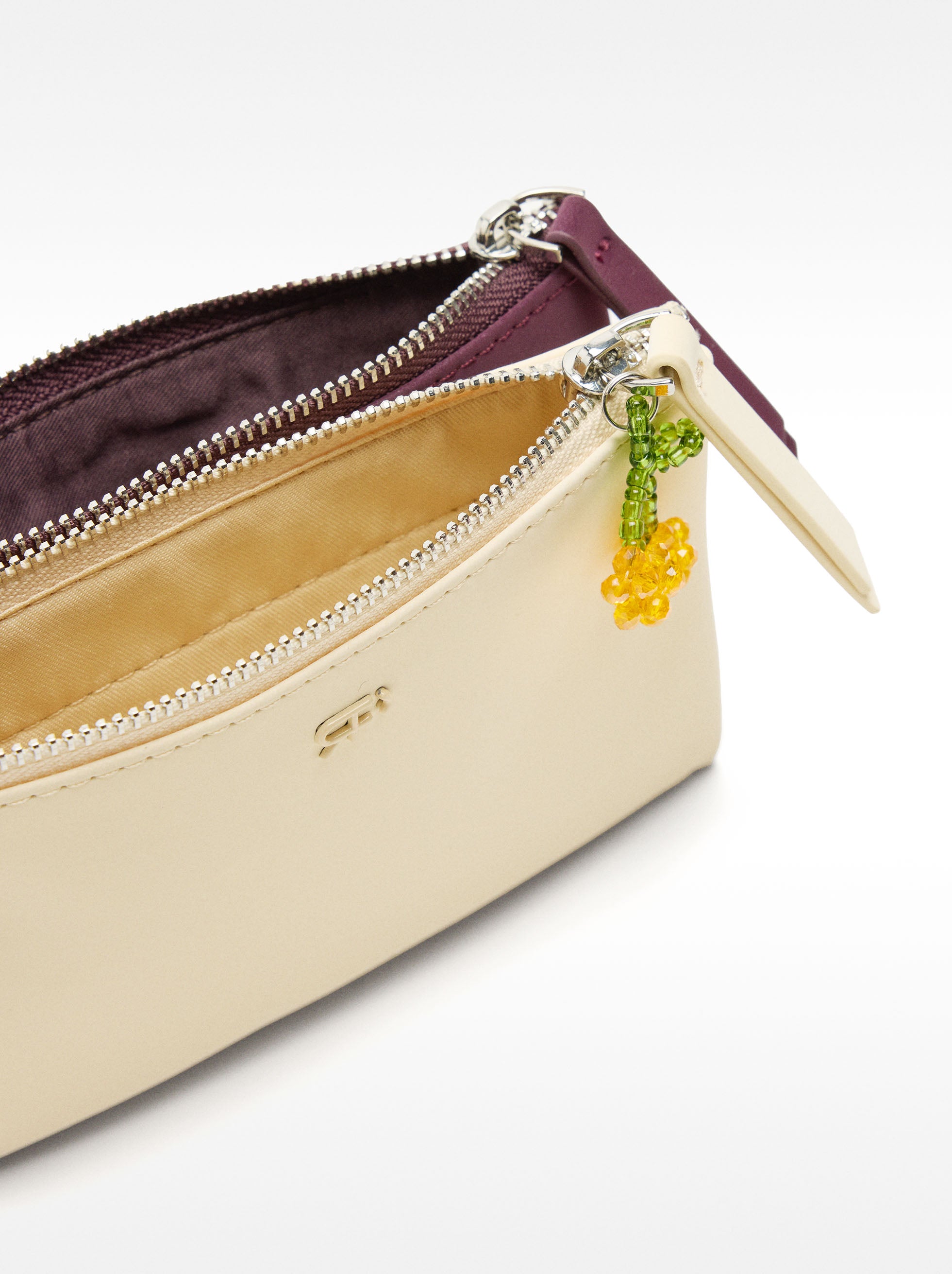 Monedero Con Textura Suave Y Charm Floral