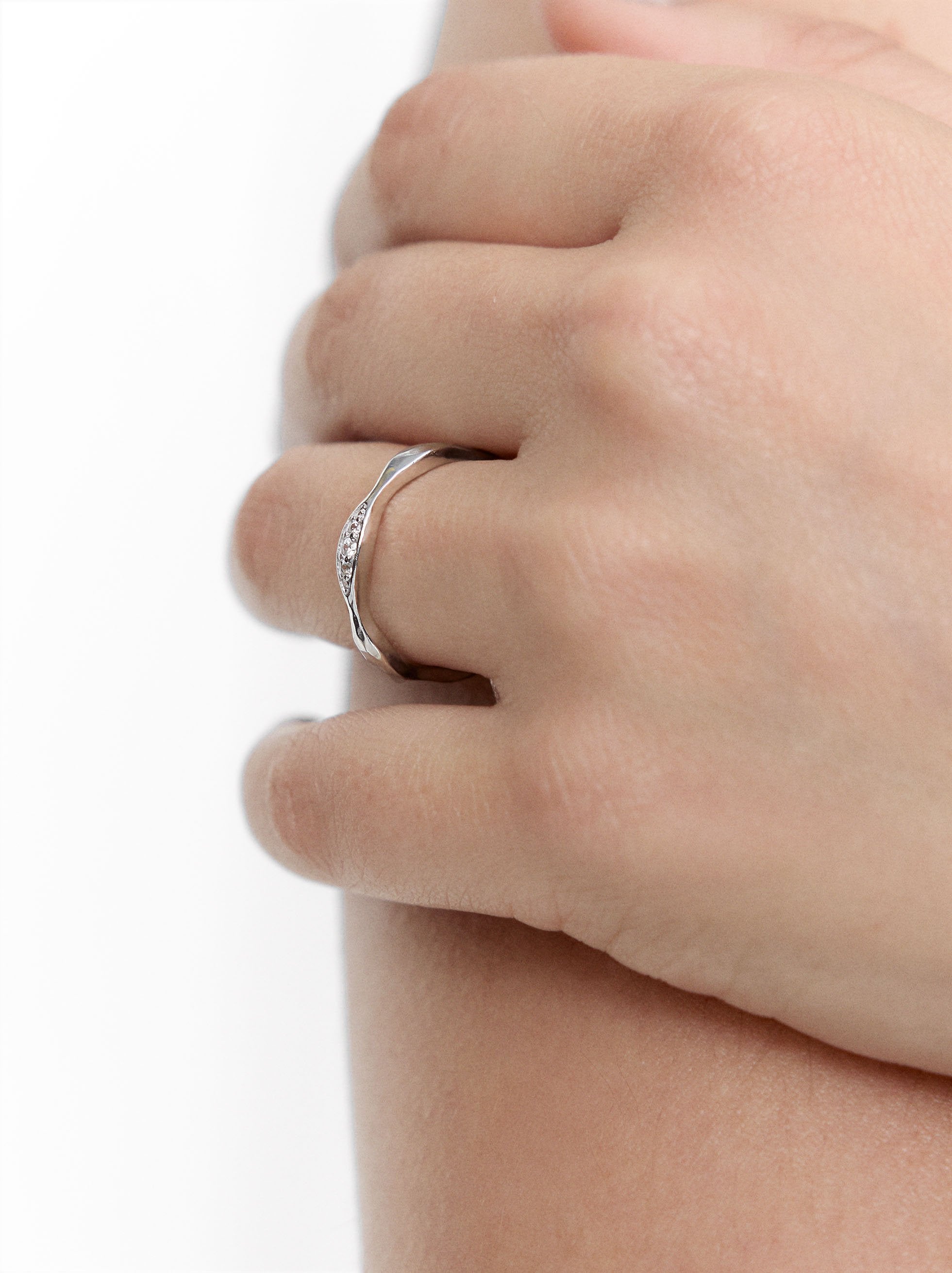 Anillo De Onda Con Circonitas – Plata De Ley 925