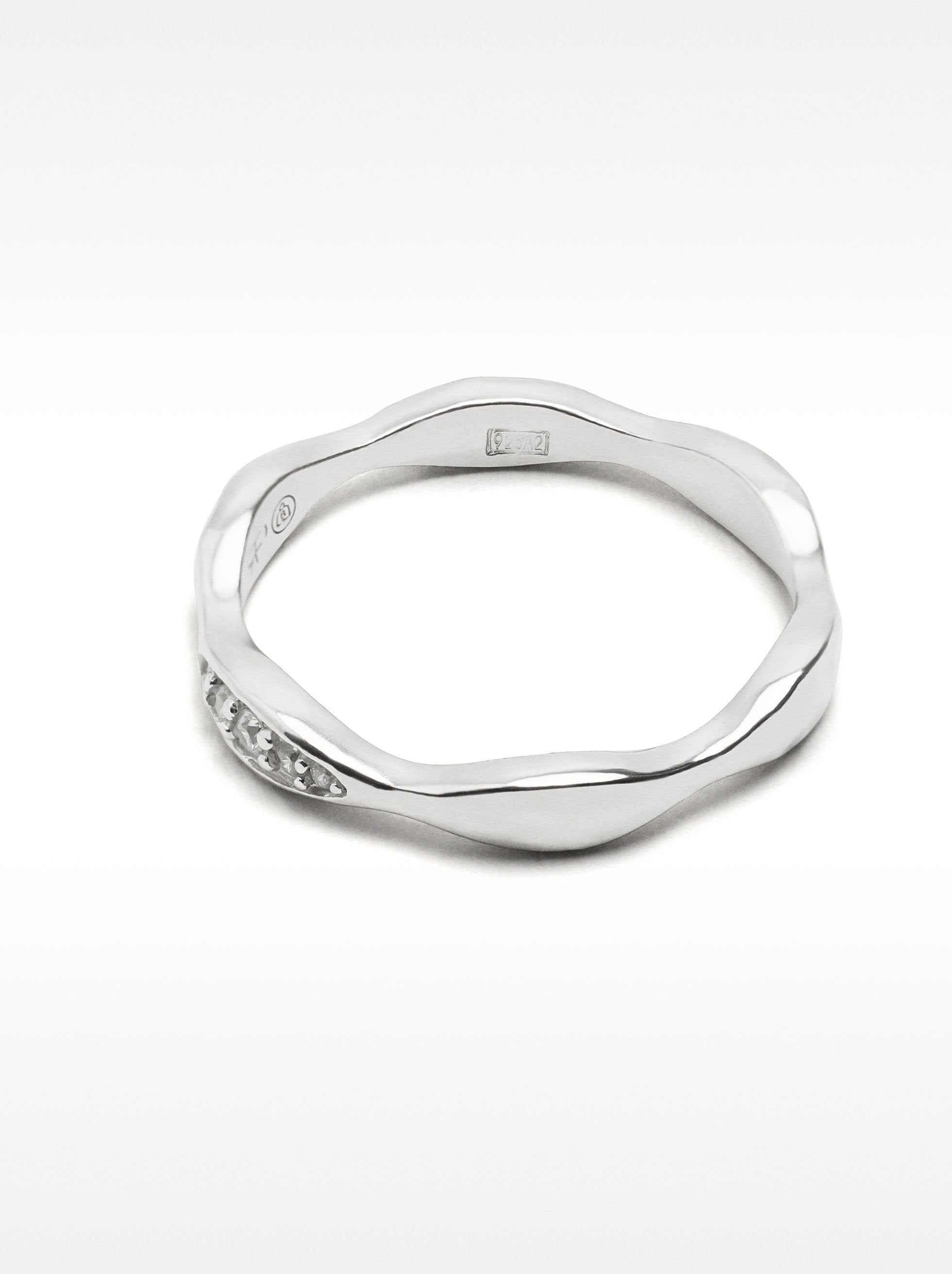 Anillo De Onda Con Circonitas – Plata De Ley 925