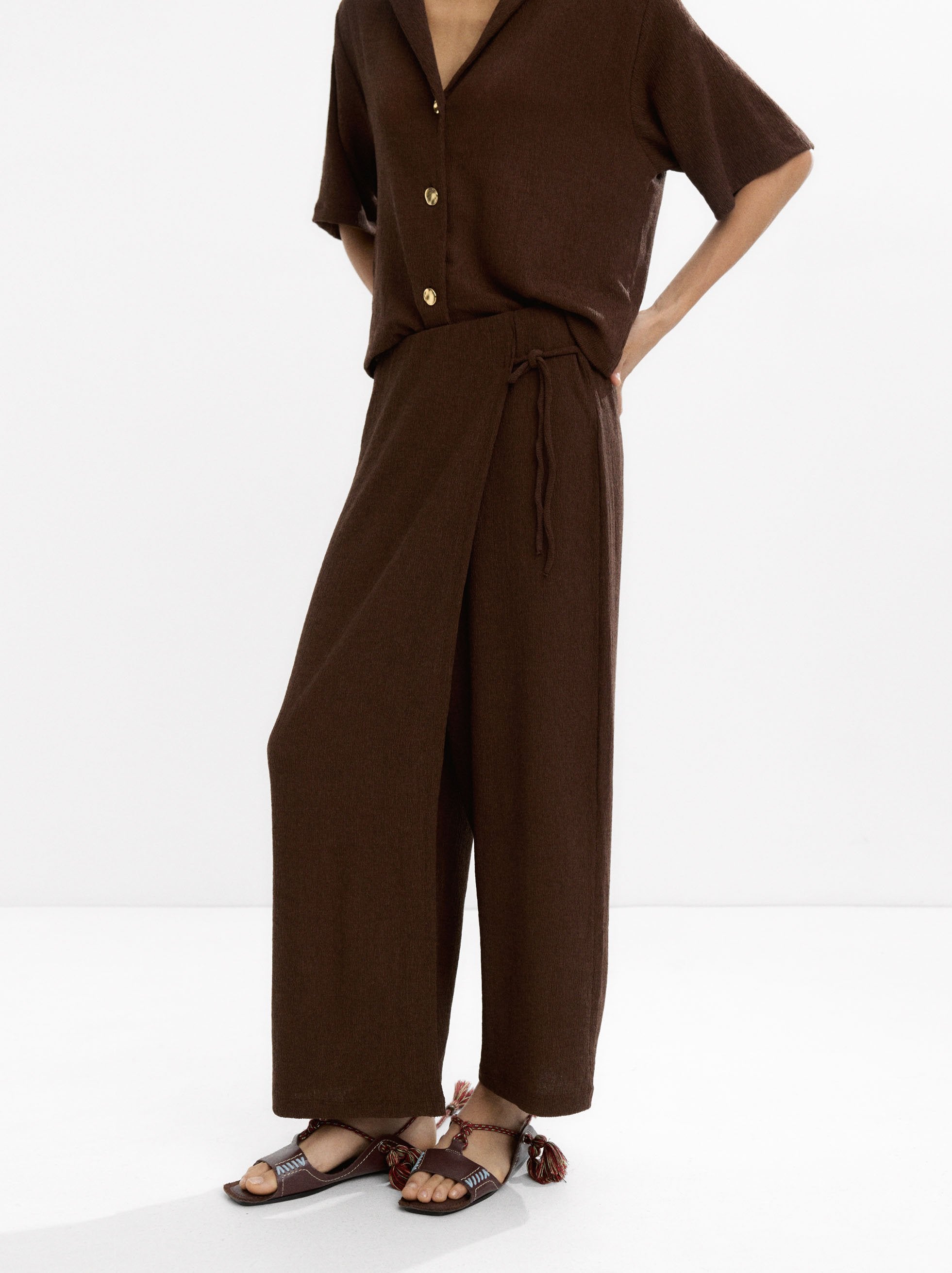 Pantalón Con Cruce Y Textura