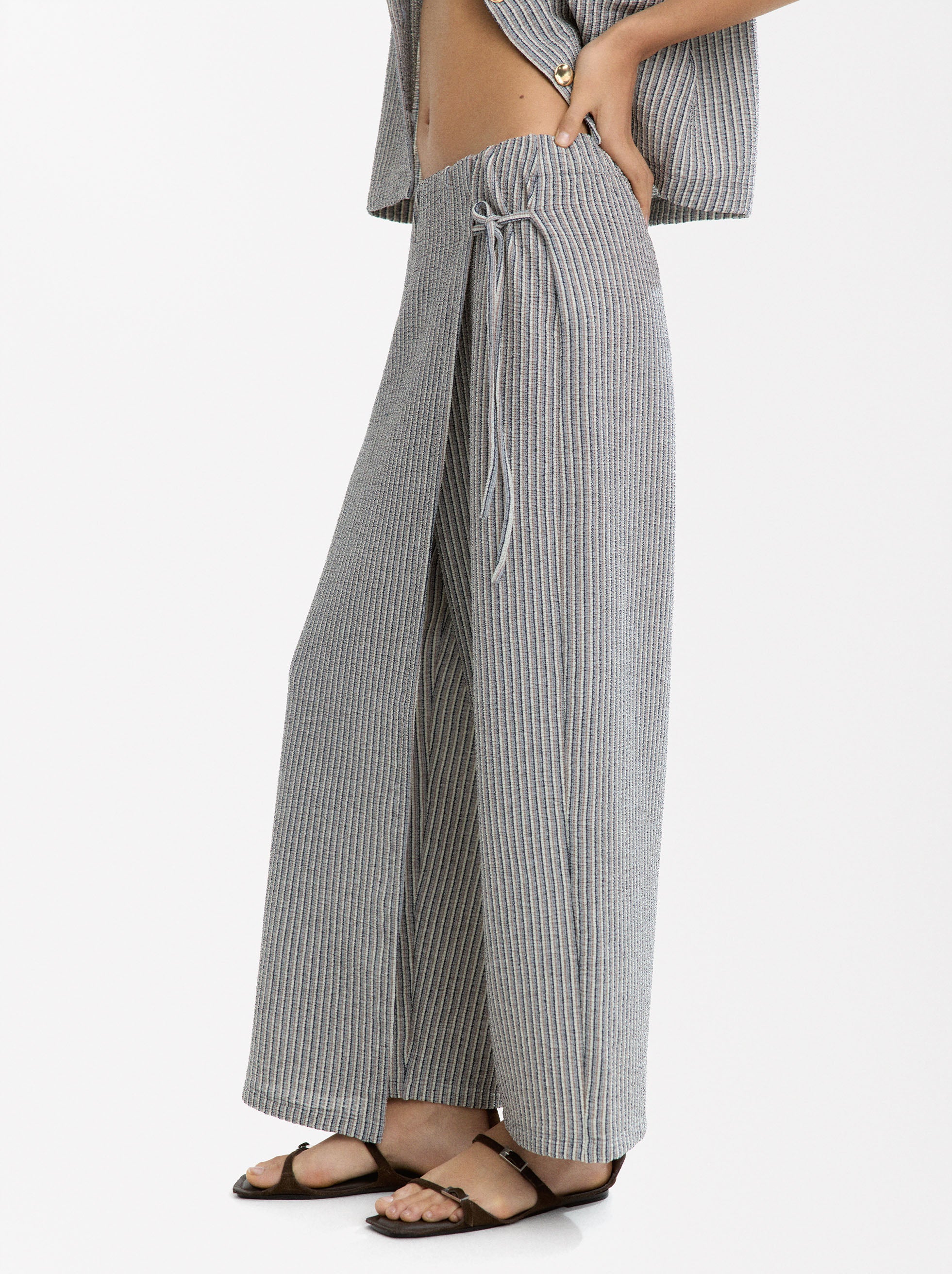 Pantalón Con Cruce De Rayas