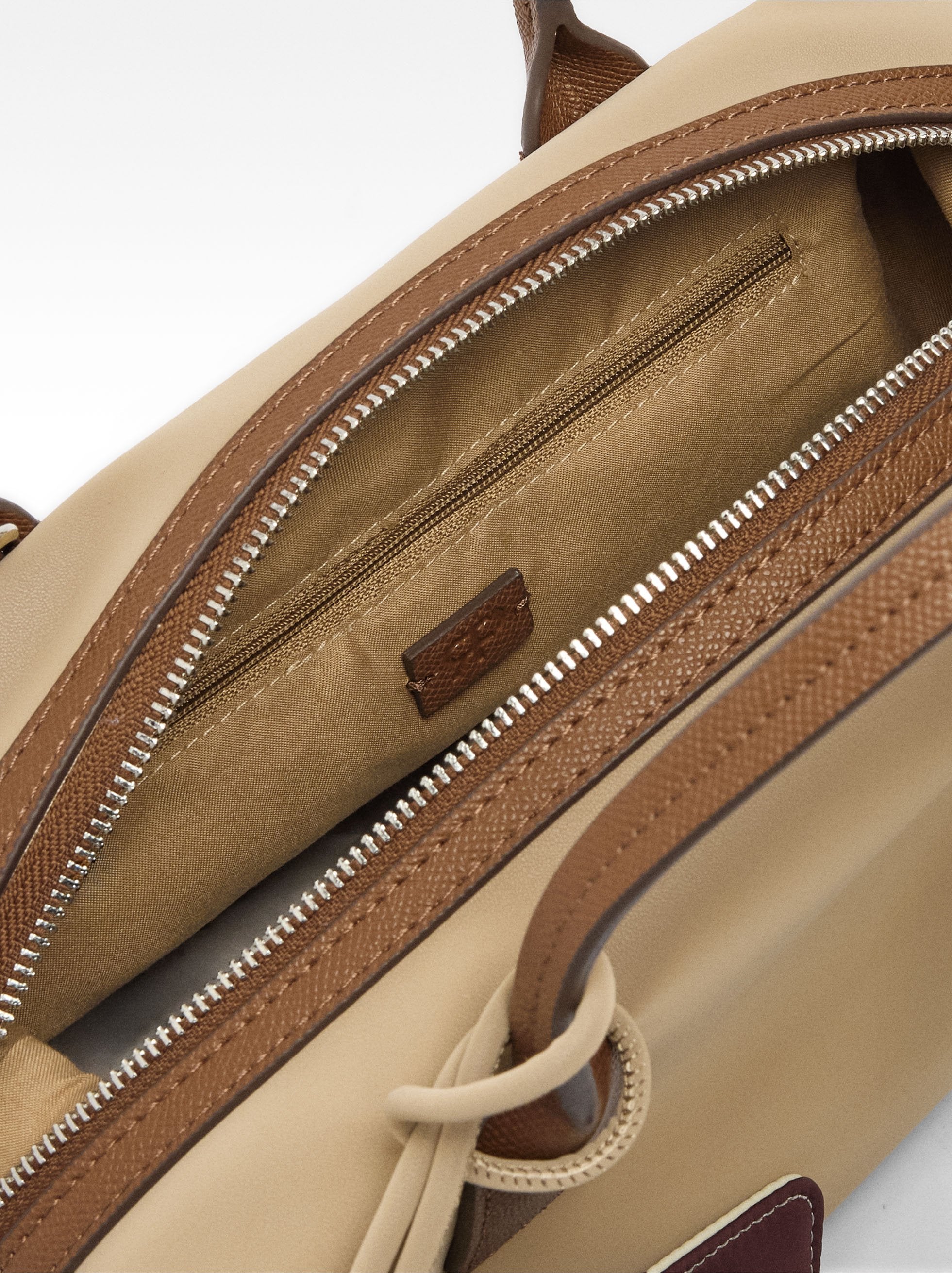 Bolso Tote Textura Suave Con Colgante M