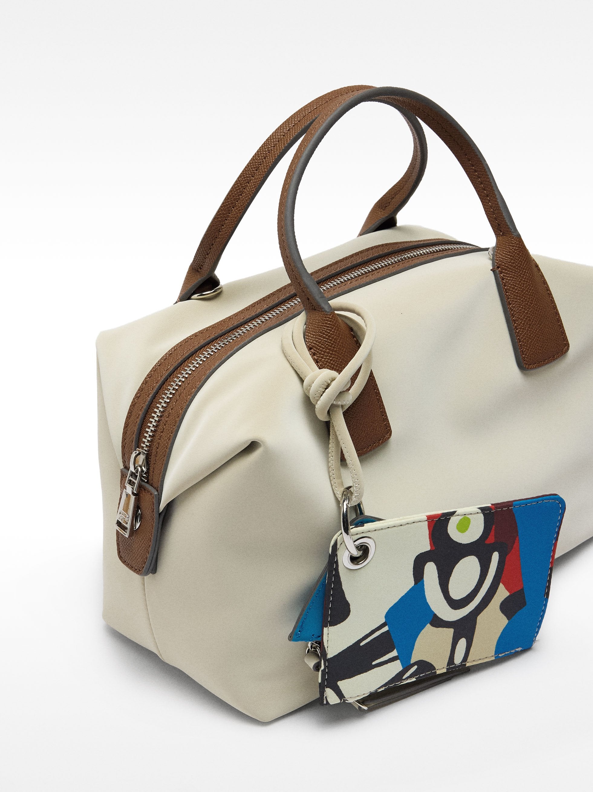 Bolso Tote Textura Suave Con Colgante M