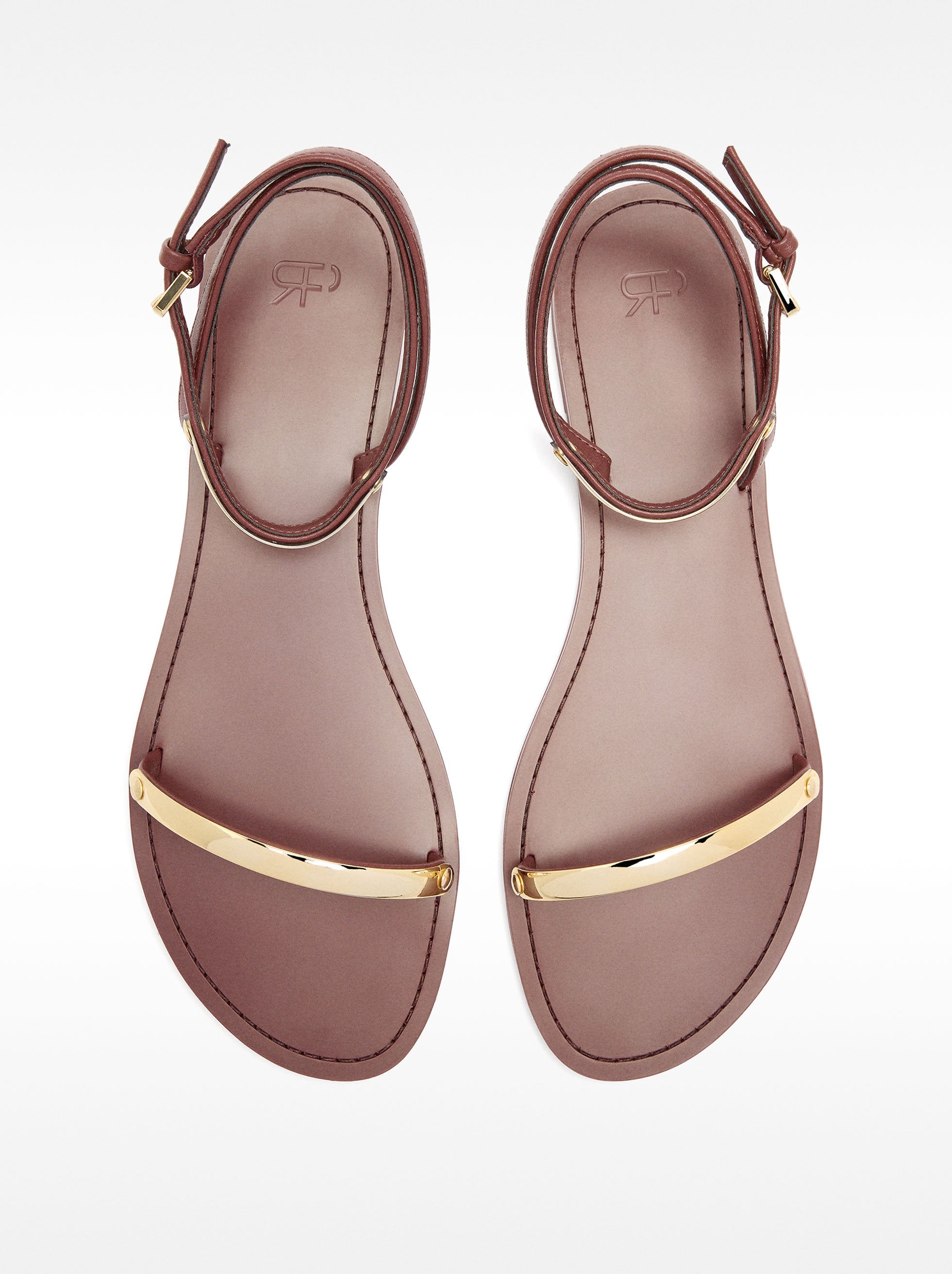 Sandalias Planas Con Detalles Metálicos