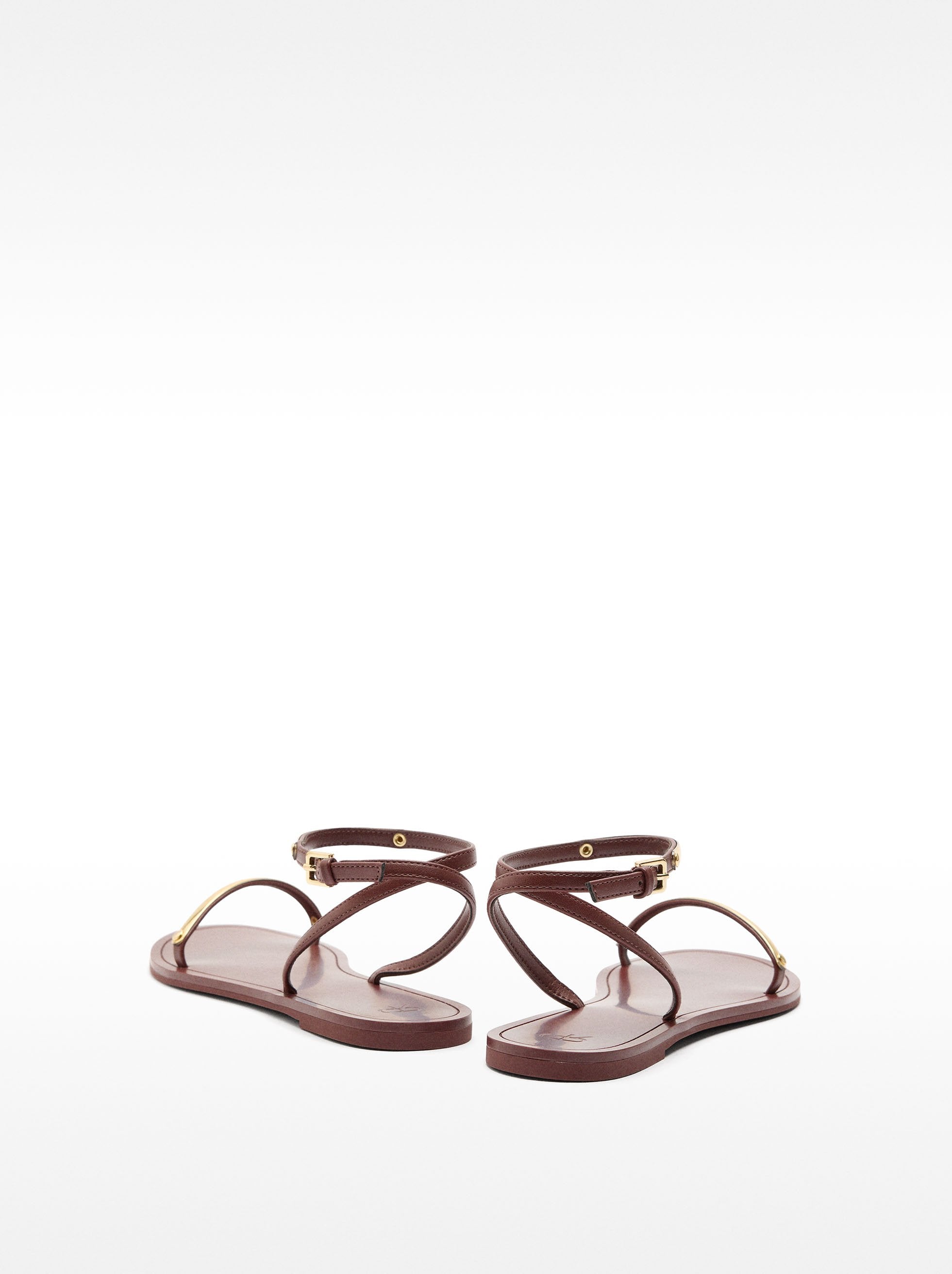 Sandalias Planas Con Detalles Metálicos