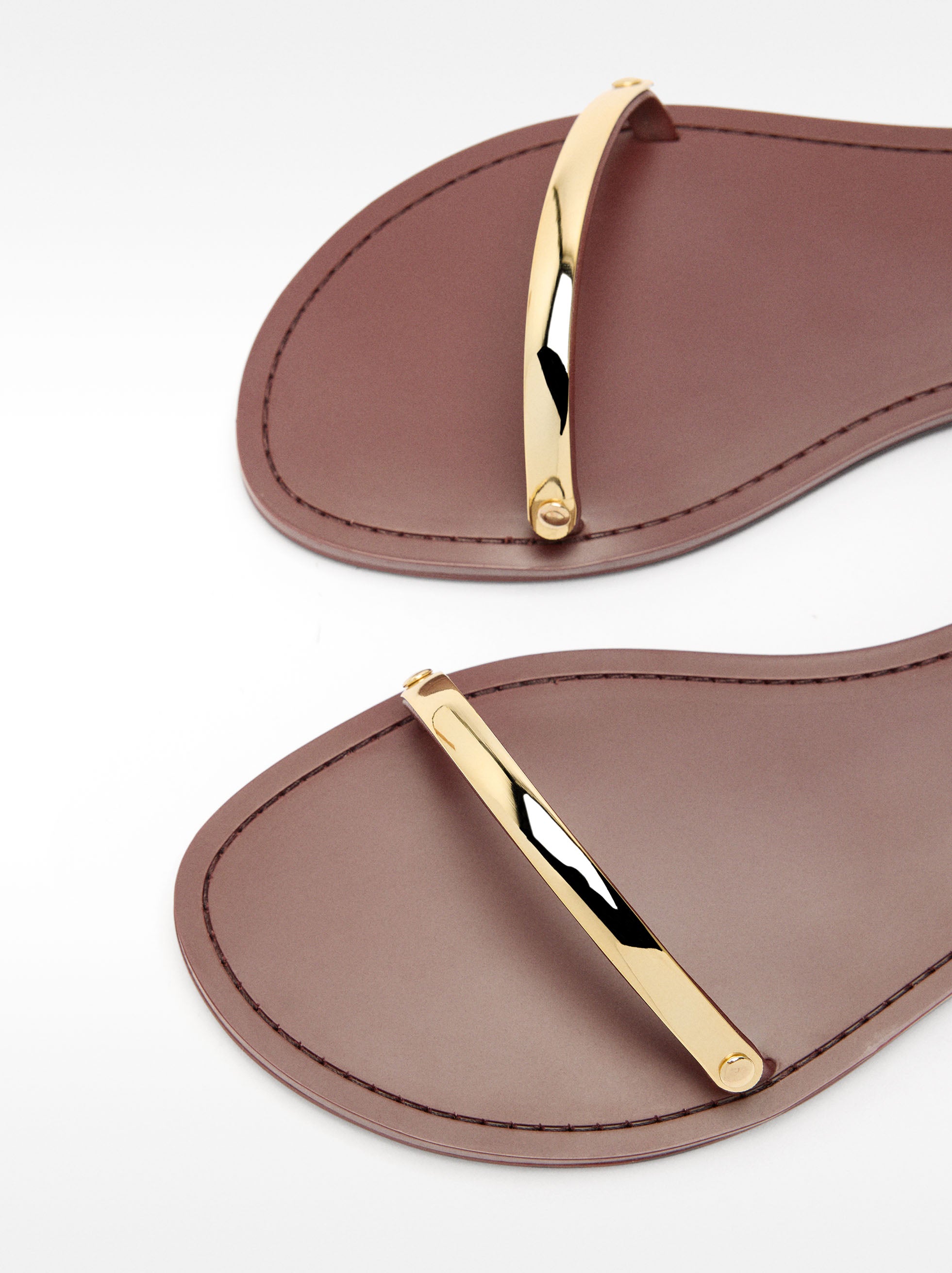 Sandalias Planas Con Detalles Metálicos