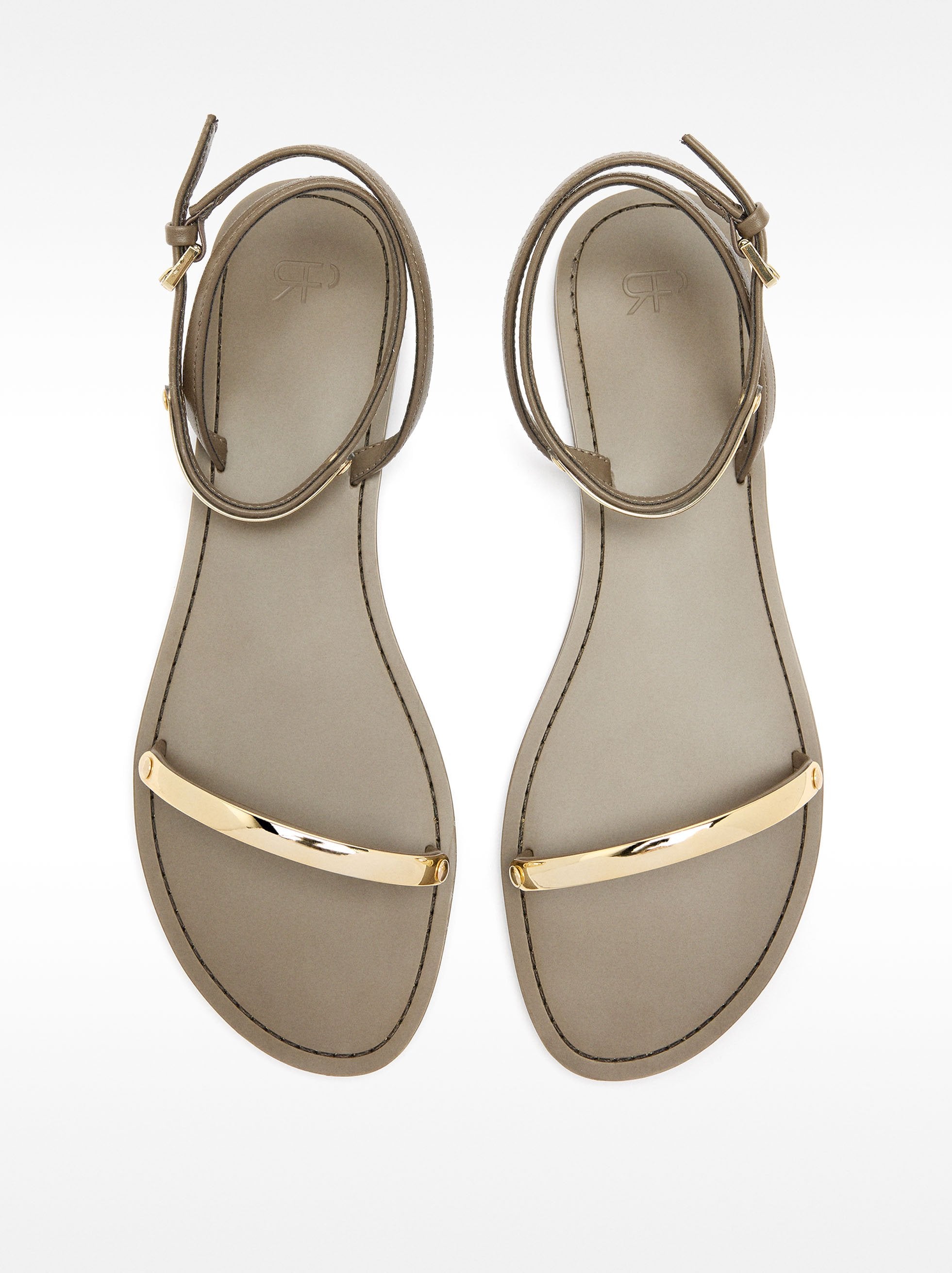 Sandalias Planas Con Detalles Metálicos