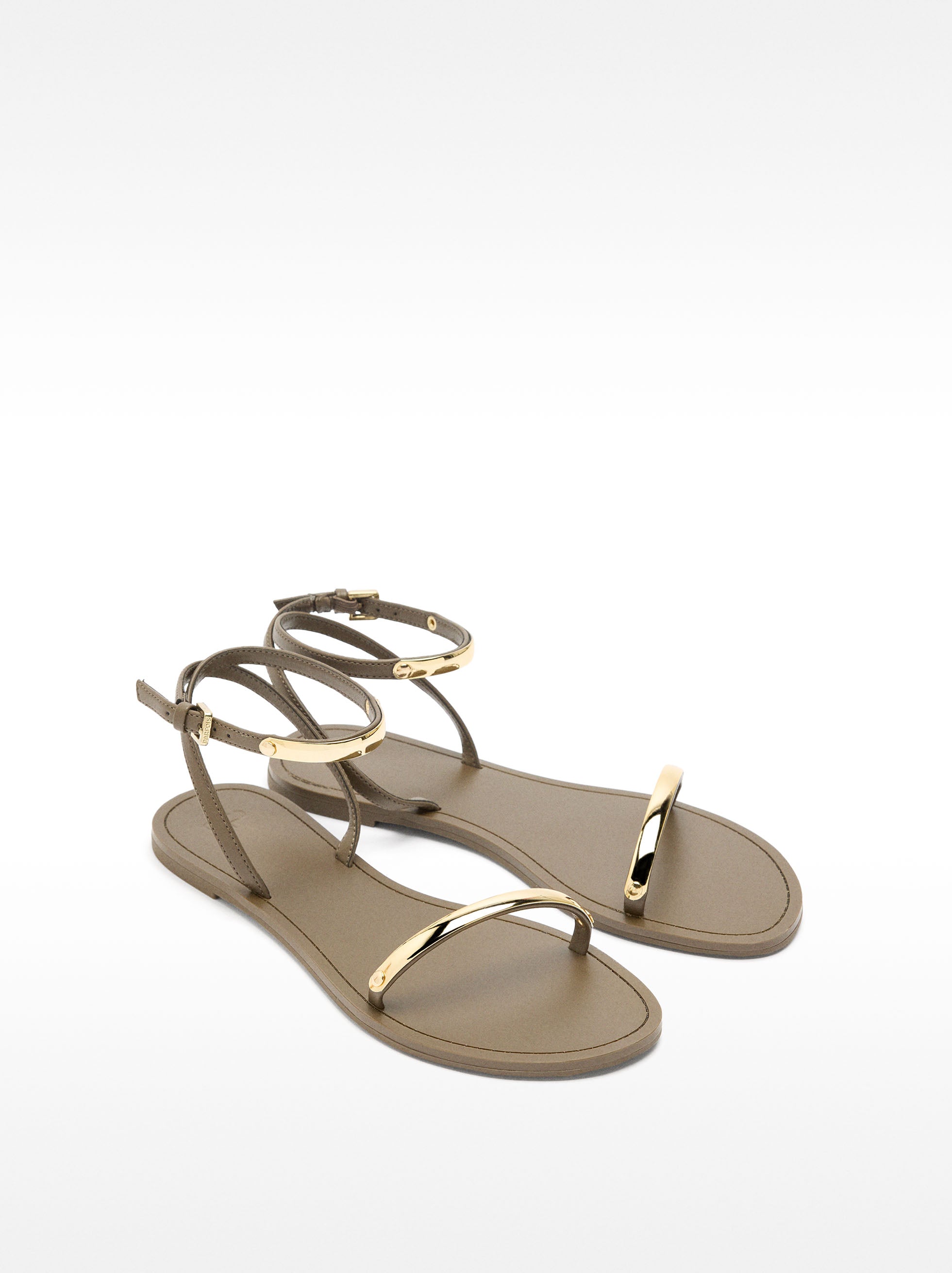 Sandalias Planas Con Detalles Metálicos