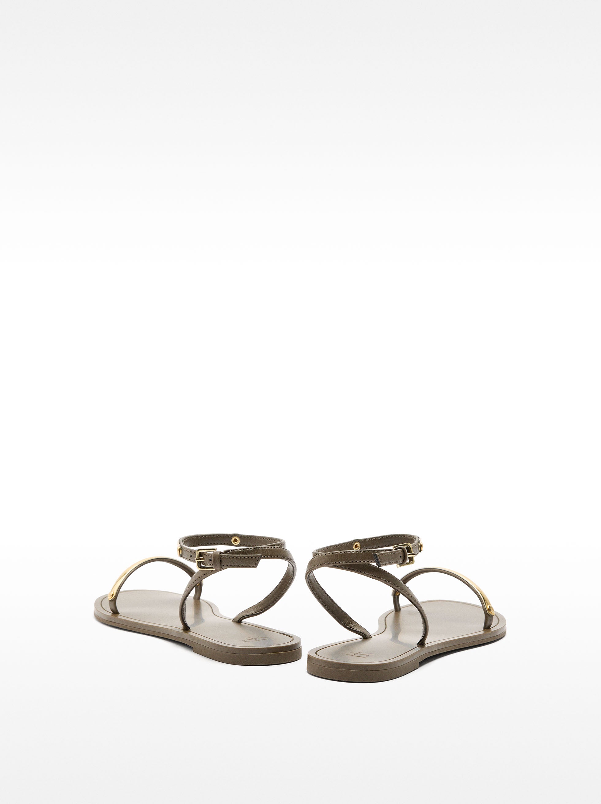 Sandalias Planas Con Detalles Metálicos