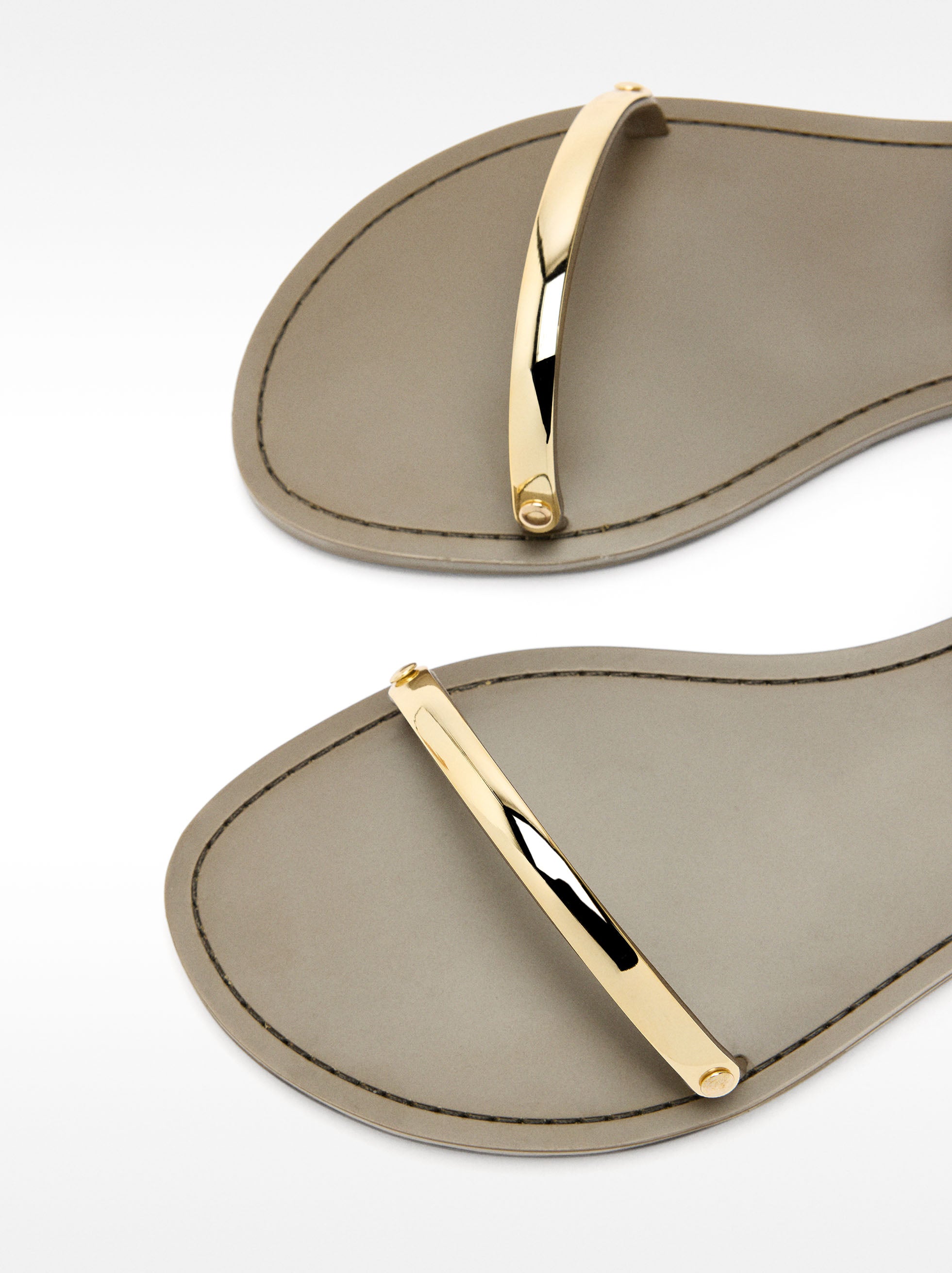 Sandalias Planas Con Detalles Metálicos