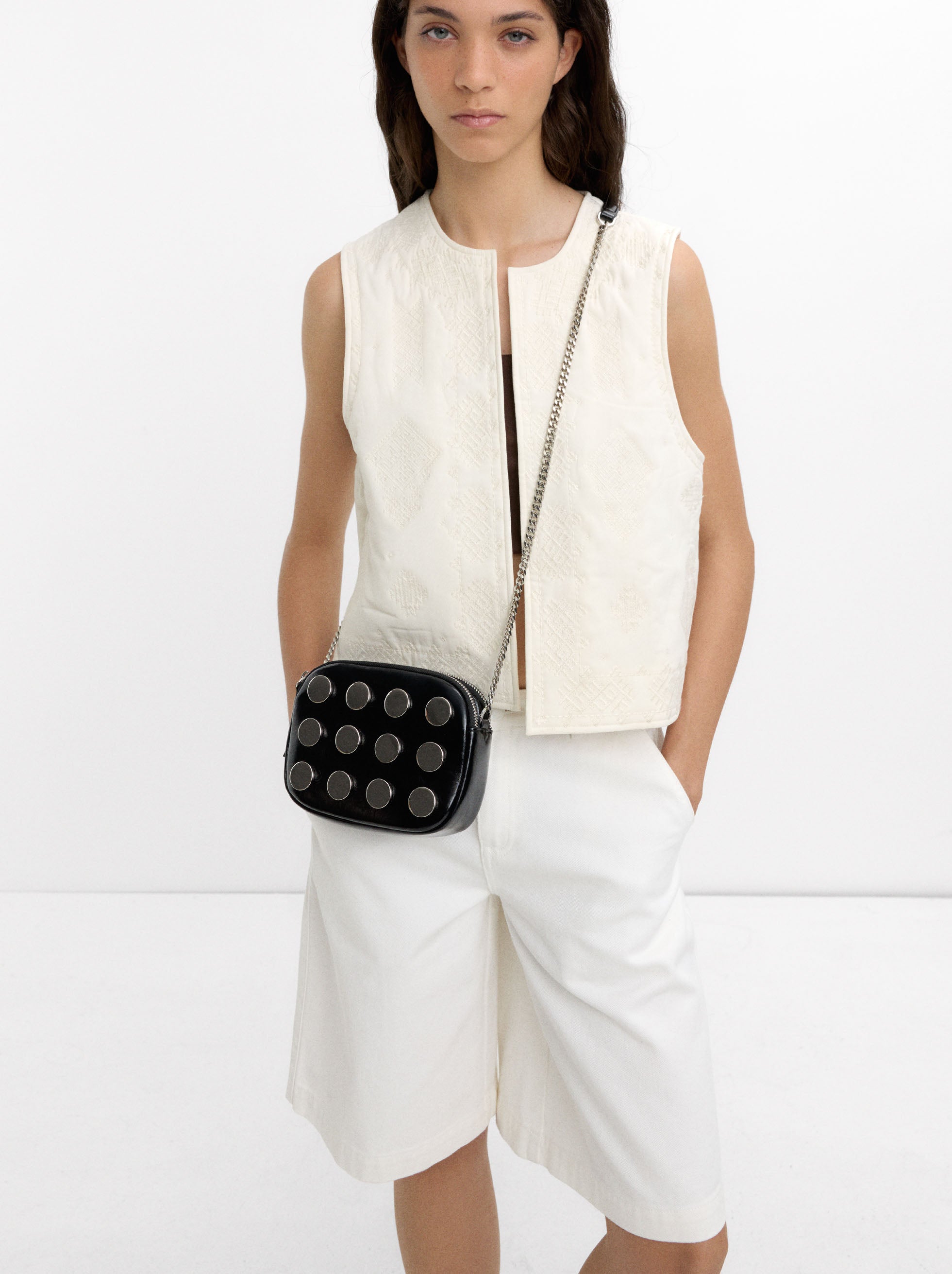 Bolso Bandolera Con Detalles Metálicos