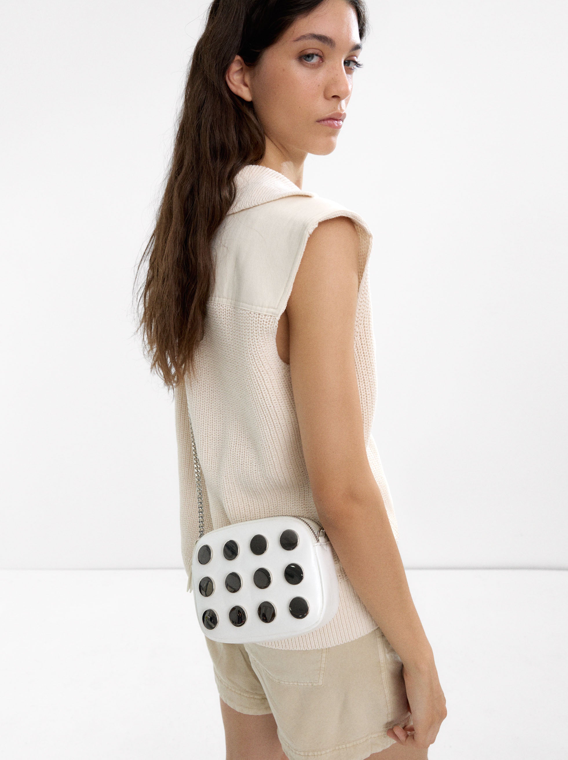 Bolso Bandolera Con Detalles Metálicos