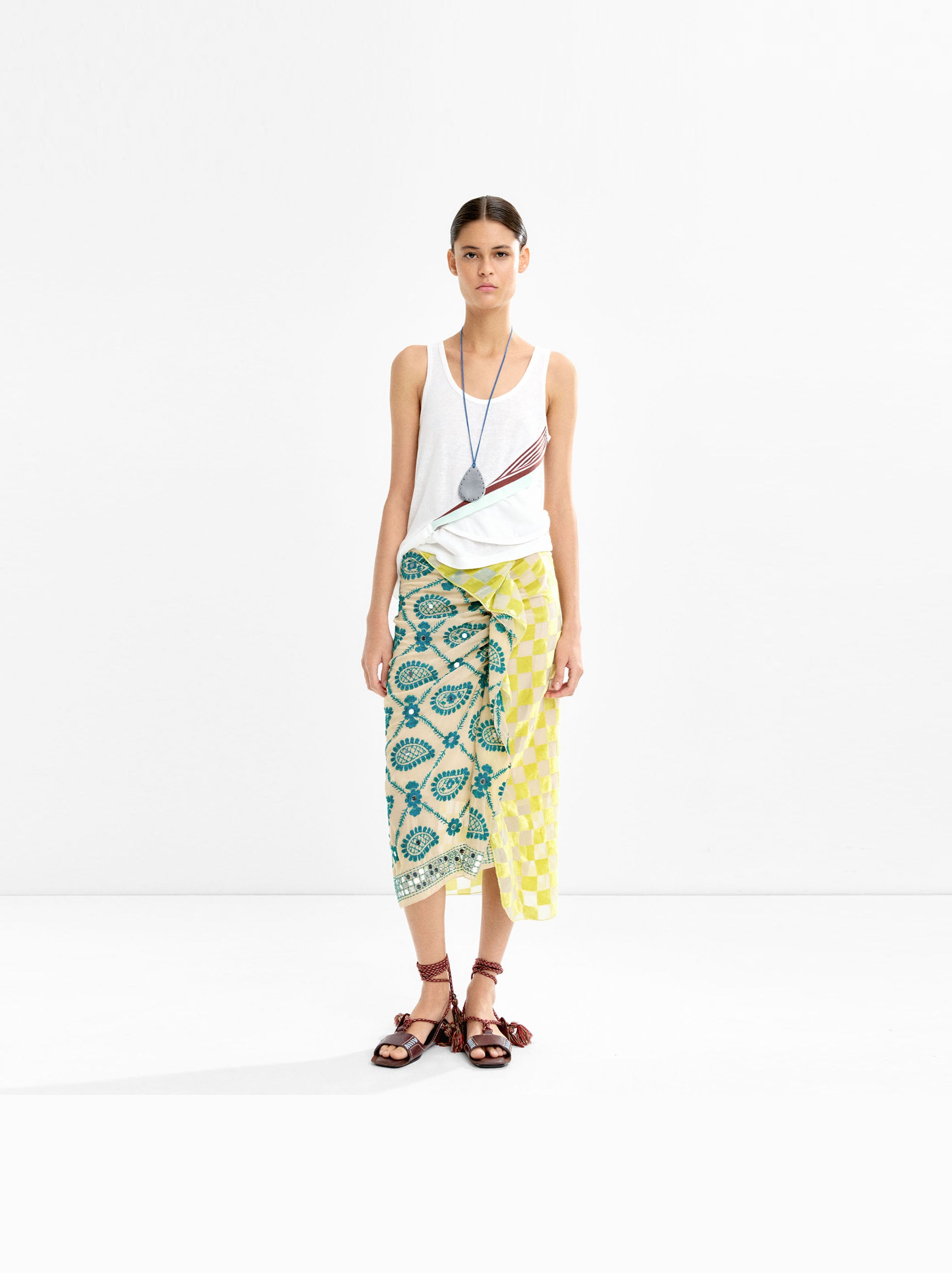 Falda Midi Drapeada Con Bordado