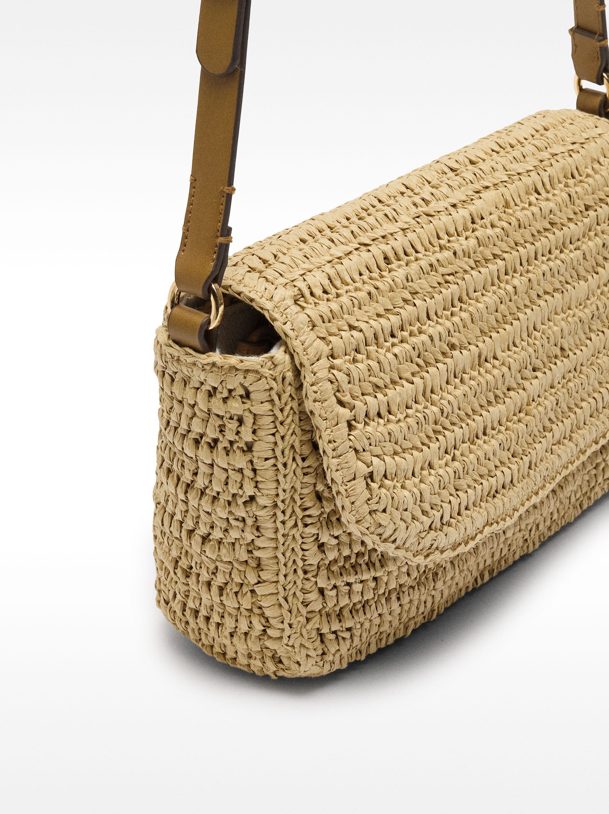 Bolso Bandolera Efecto Rafia Con Solapa