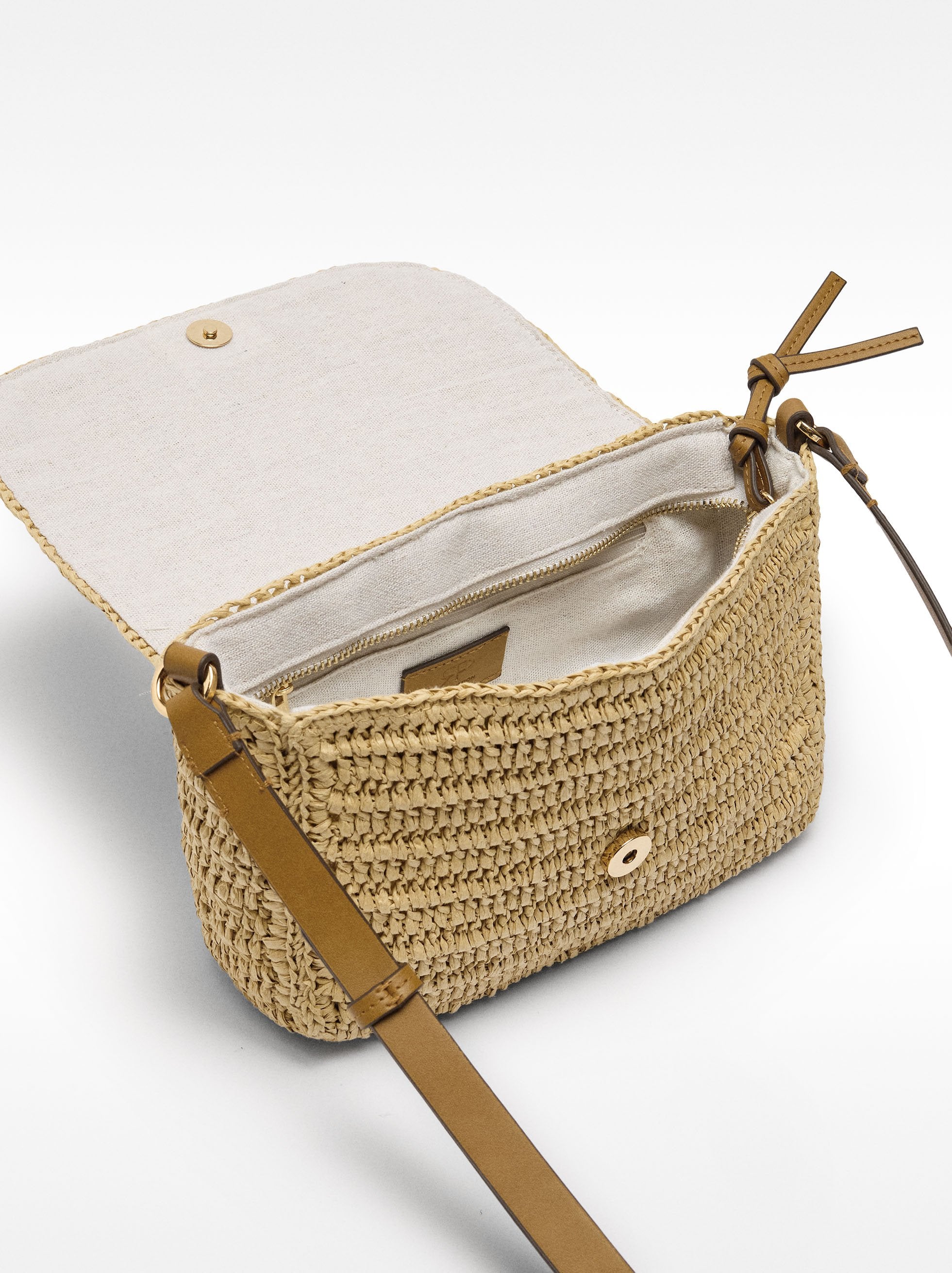 Bolso Bandolera Efecto Rafia Con Solapa
