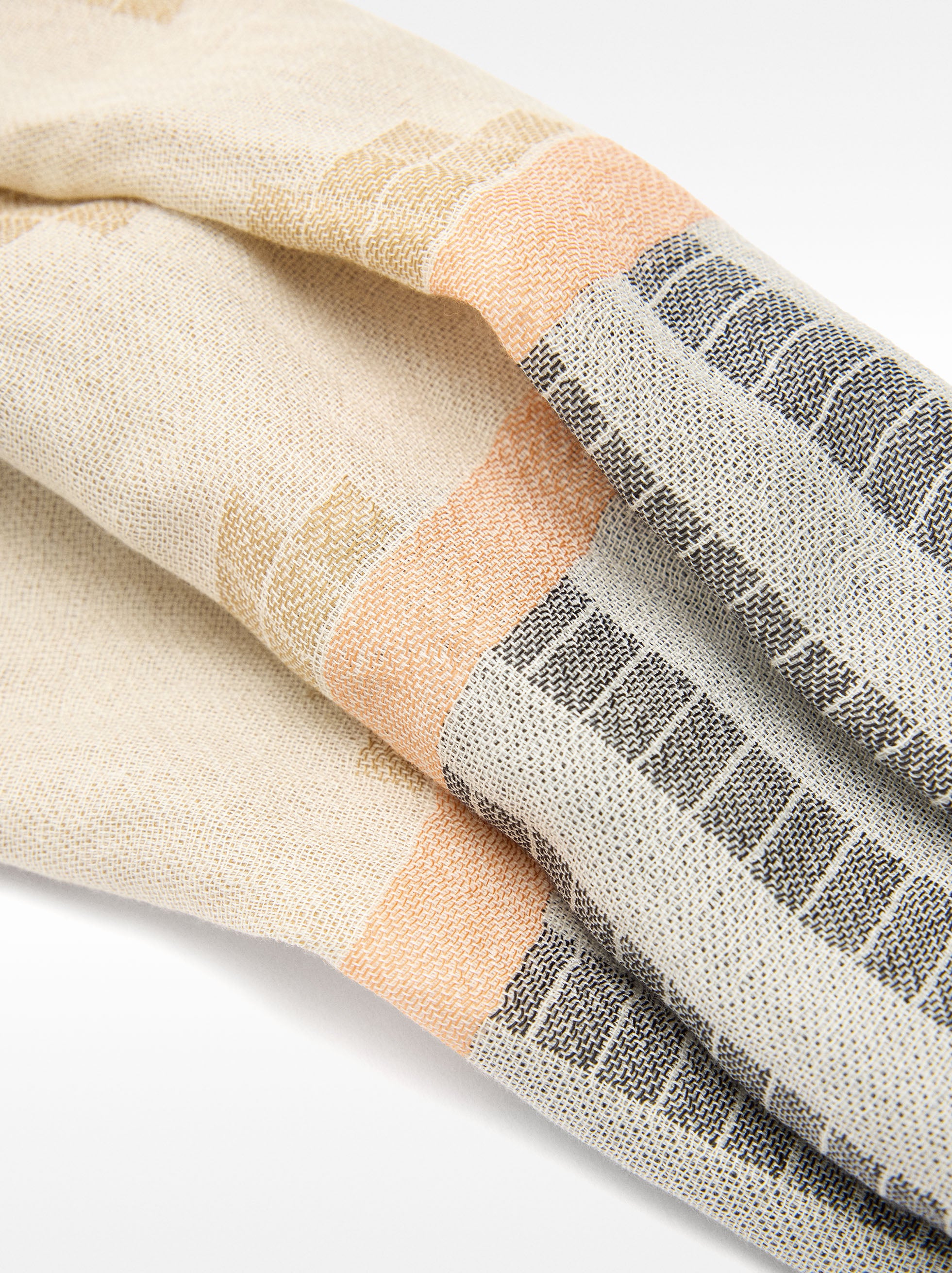 Bufanda Con Estampado Y Flecos