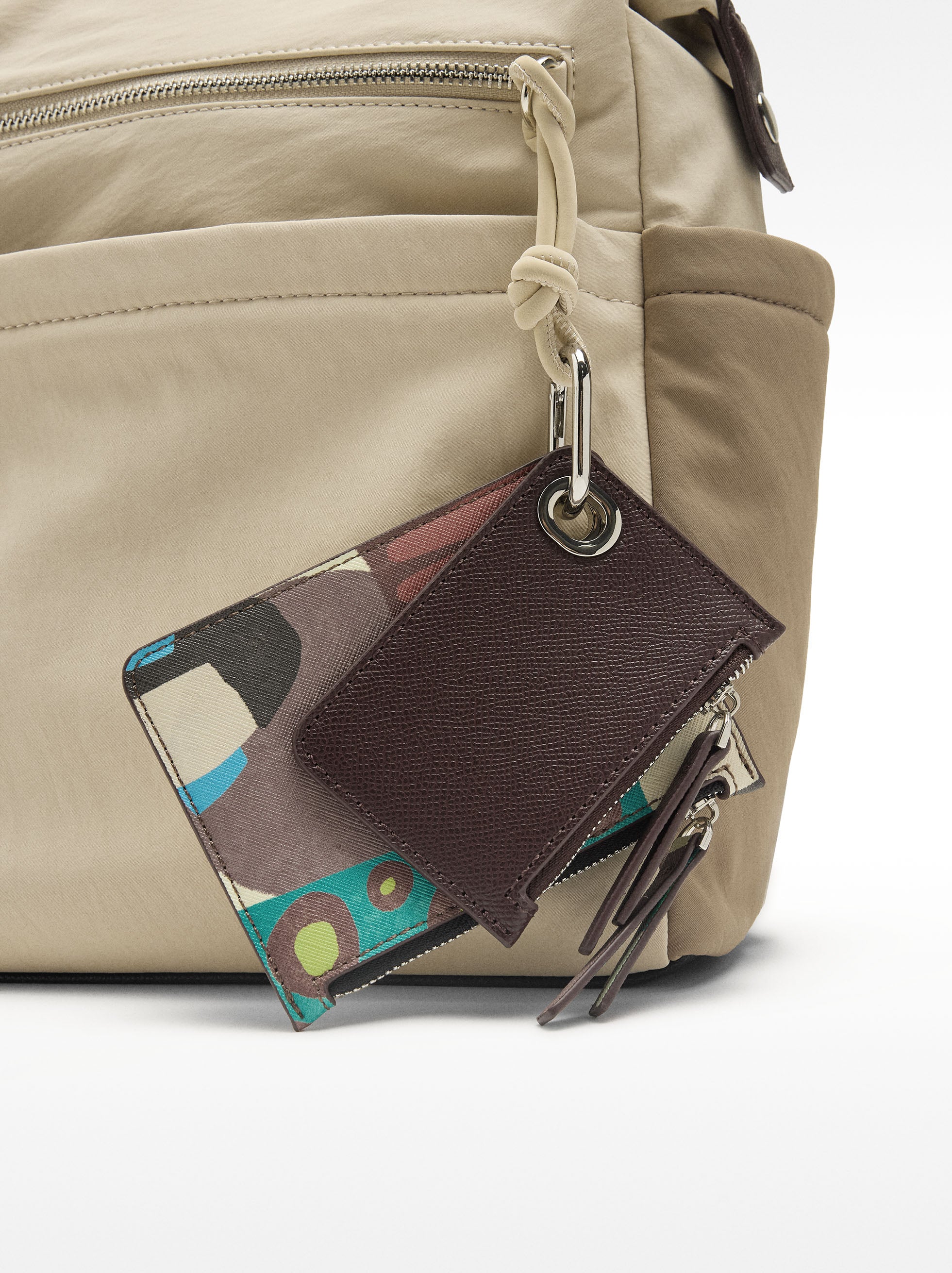 Mochila De Nylon Con Colgante