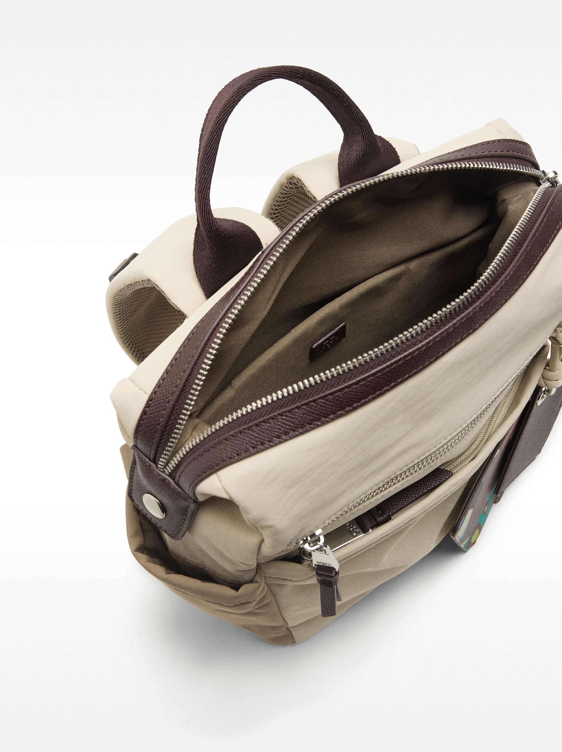 Mochila De Nylon Con Colgante