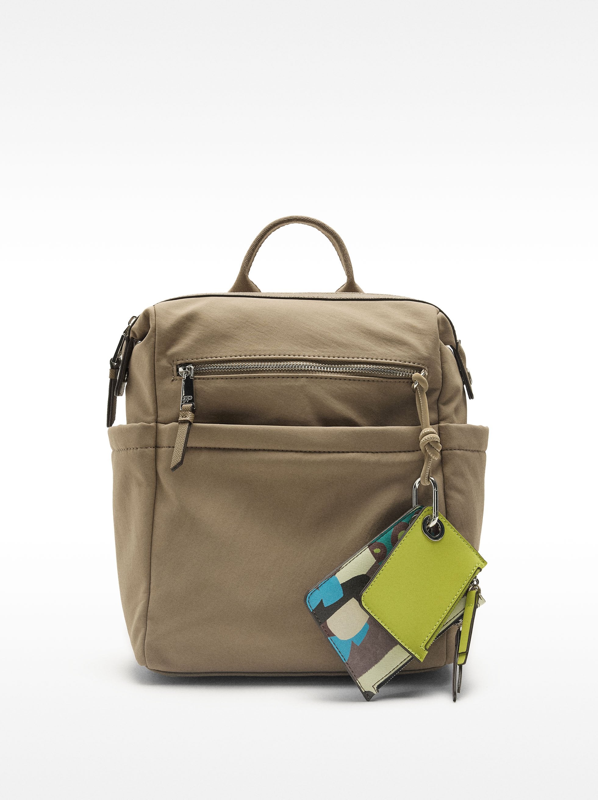 Mochila De Nylon Con Colgante