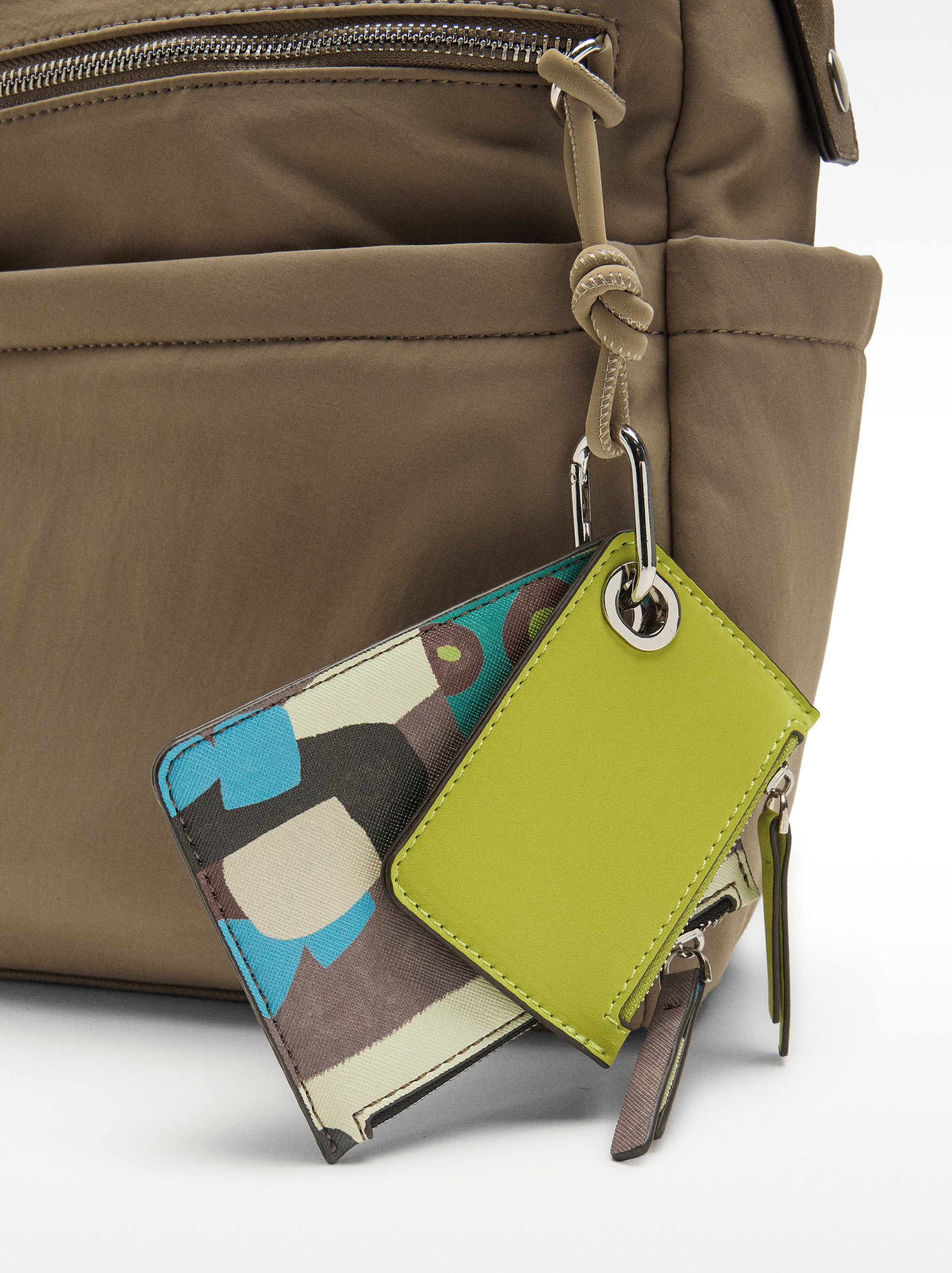 Mochila De Nylon Con Colgante