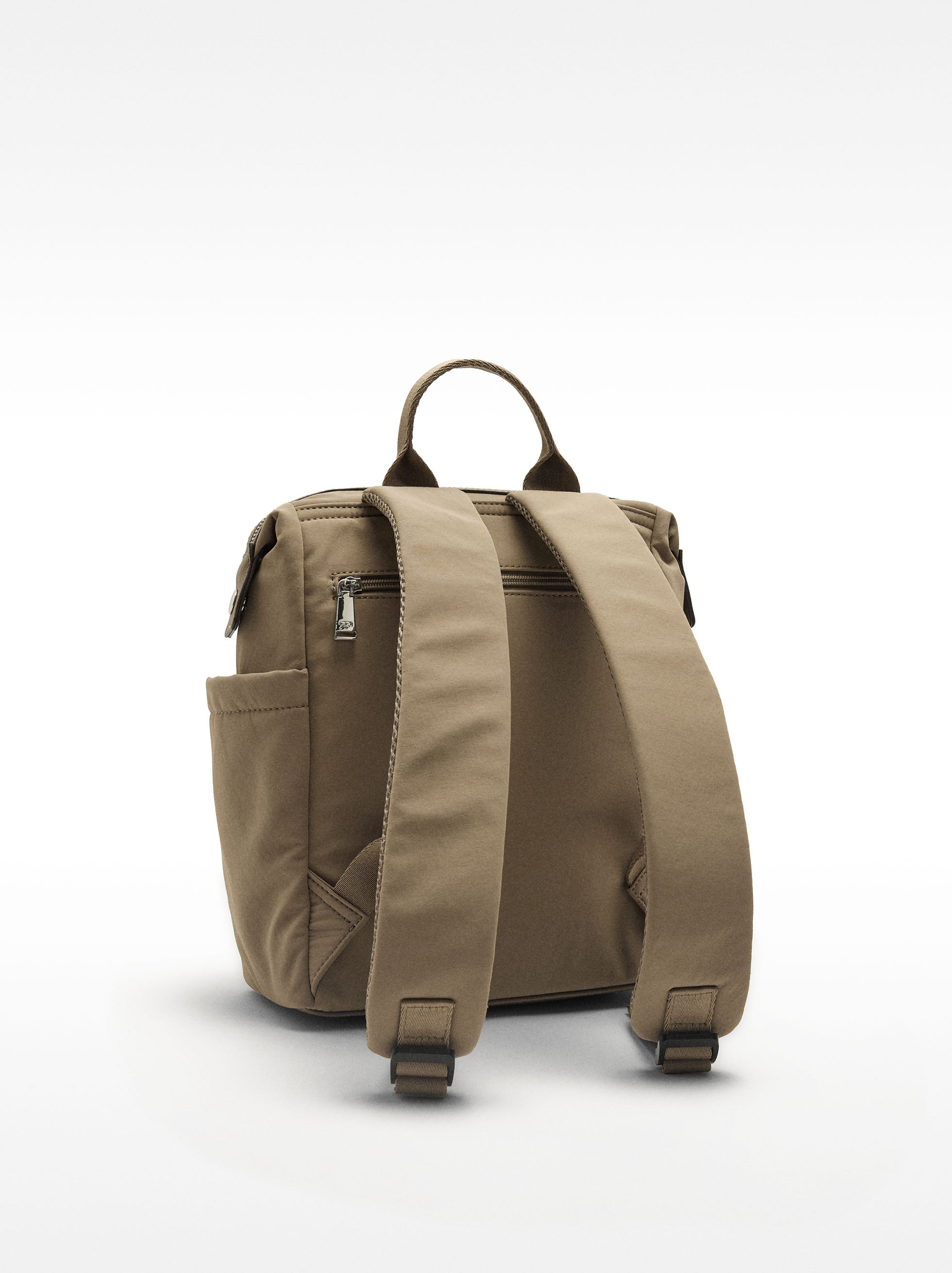 Mochila De Nylon Con Colgante