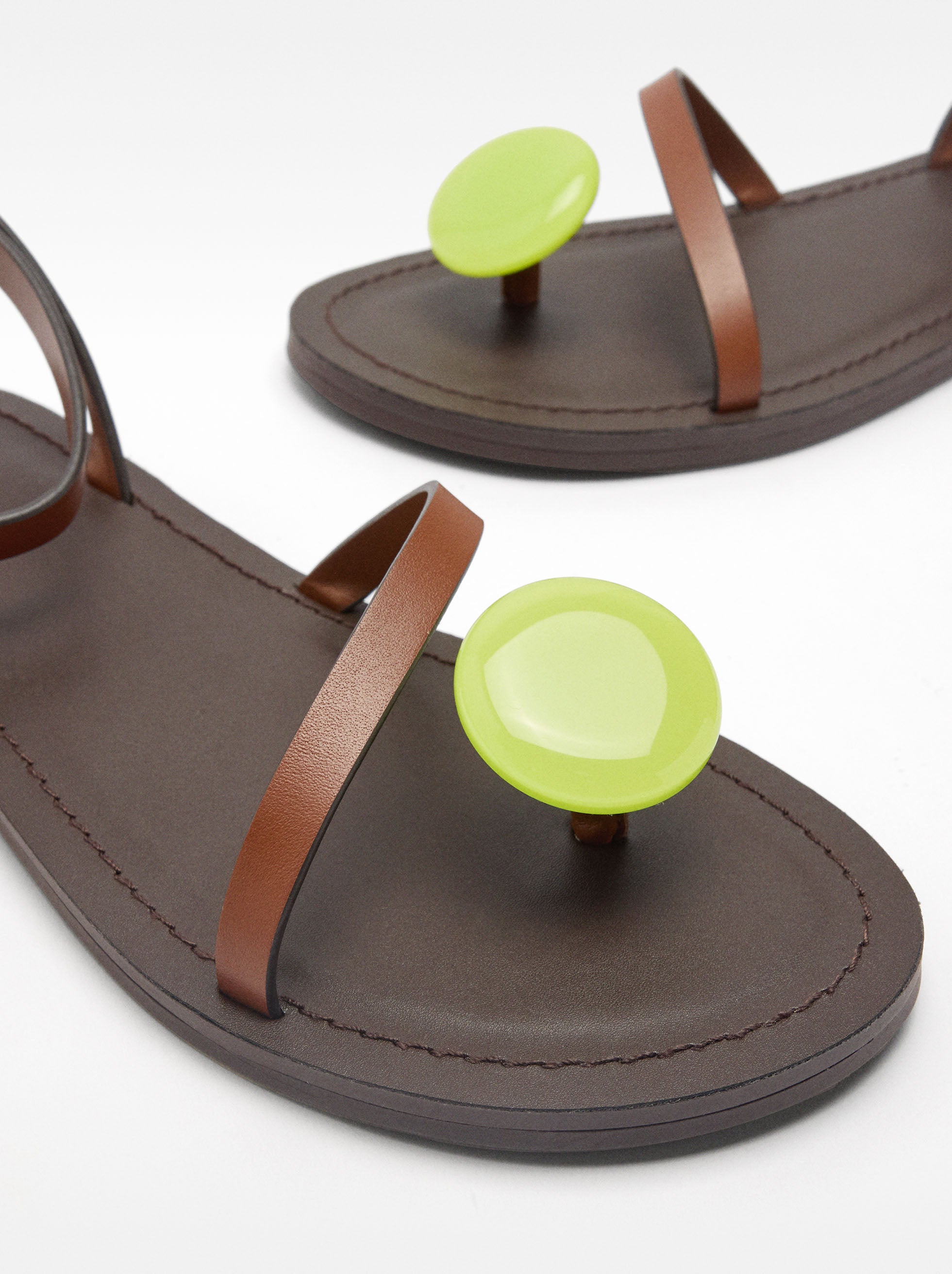 Sandalias Planas De Piel Con Adorno