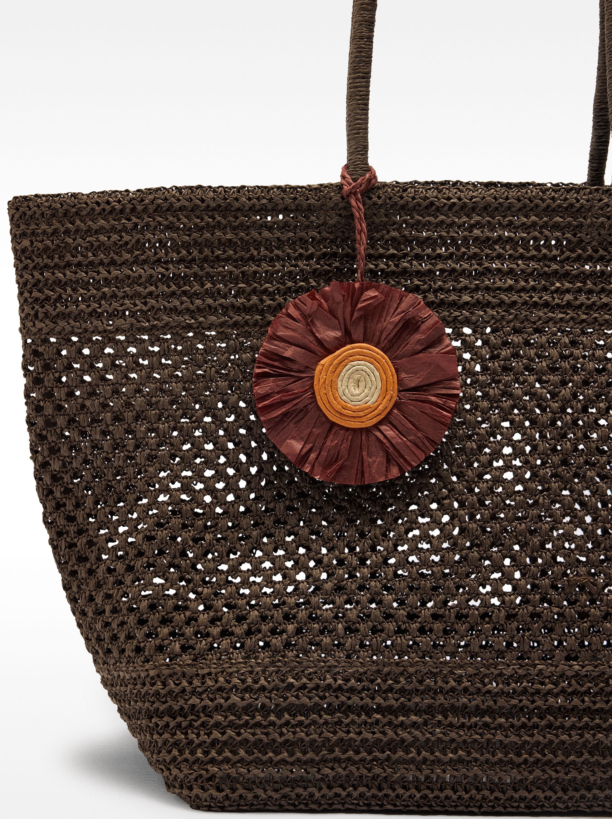 Bolso Shopper De Efecto Rafia Con Colgante