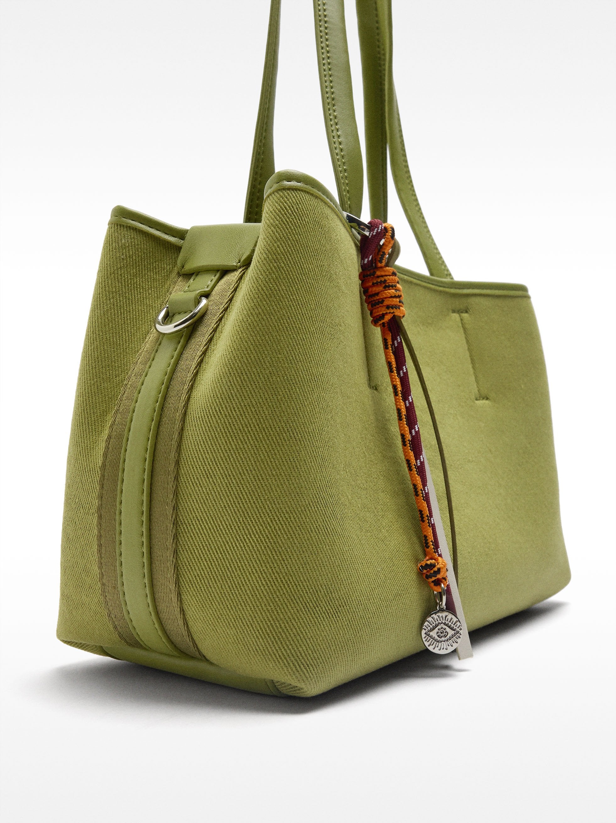 Bolso Tote De Tejido Con Colgante