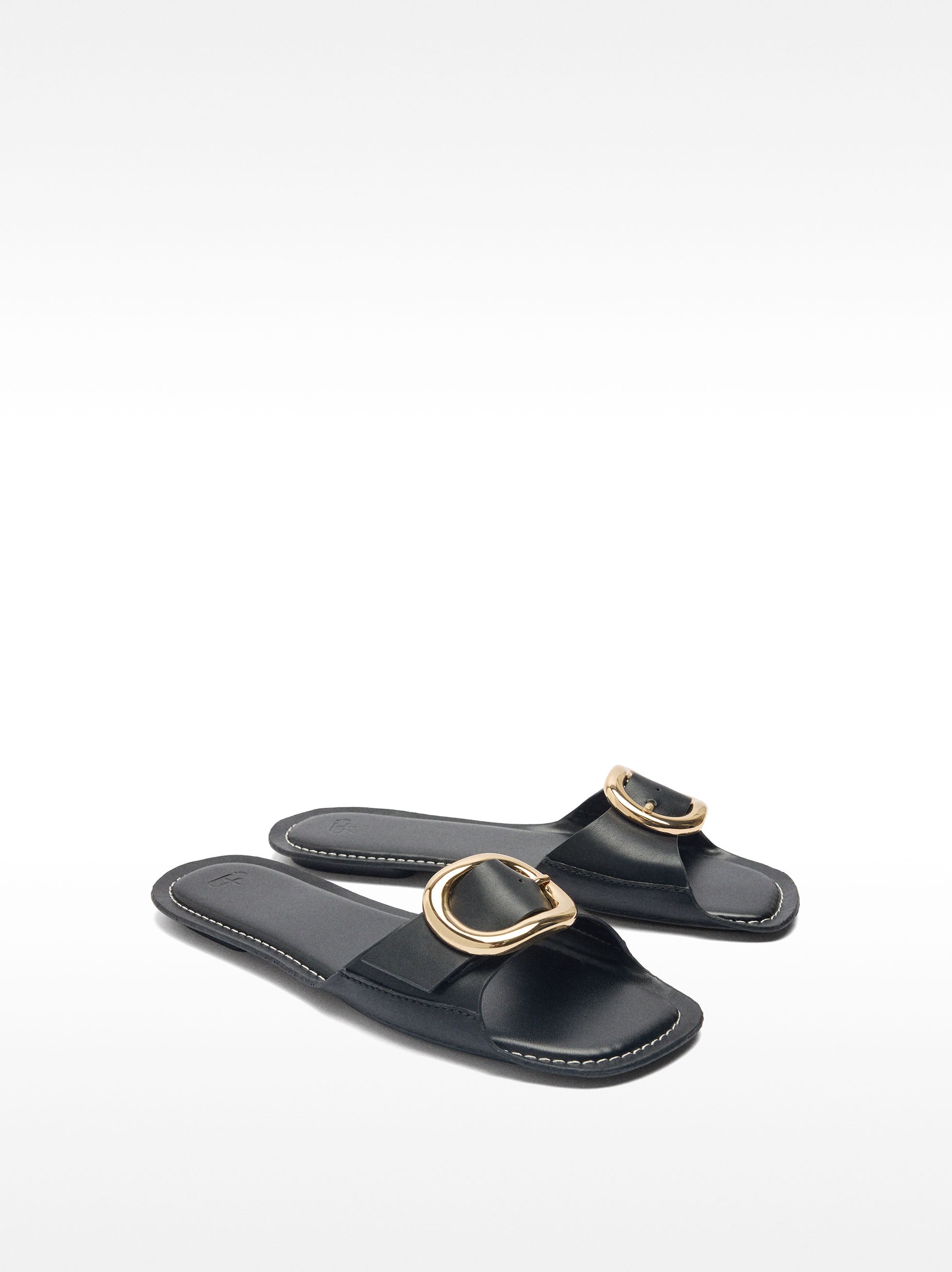 Sandalias Rasas Con Hebilla