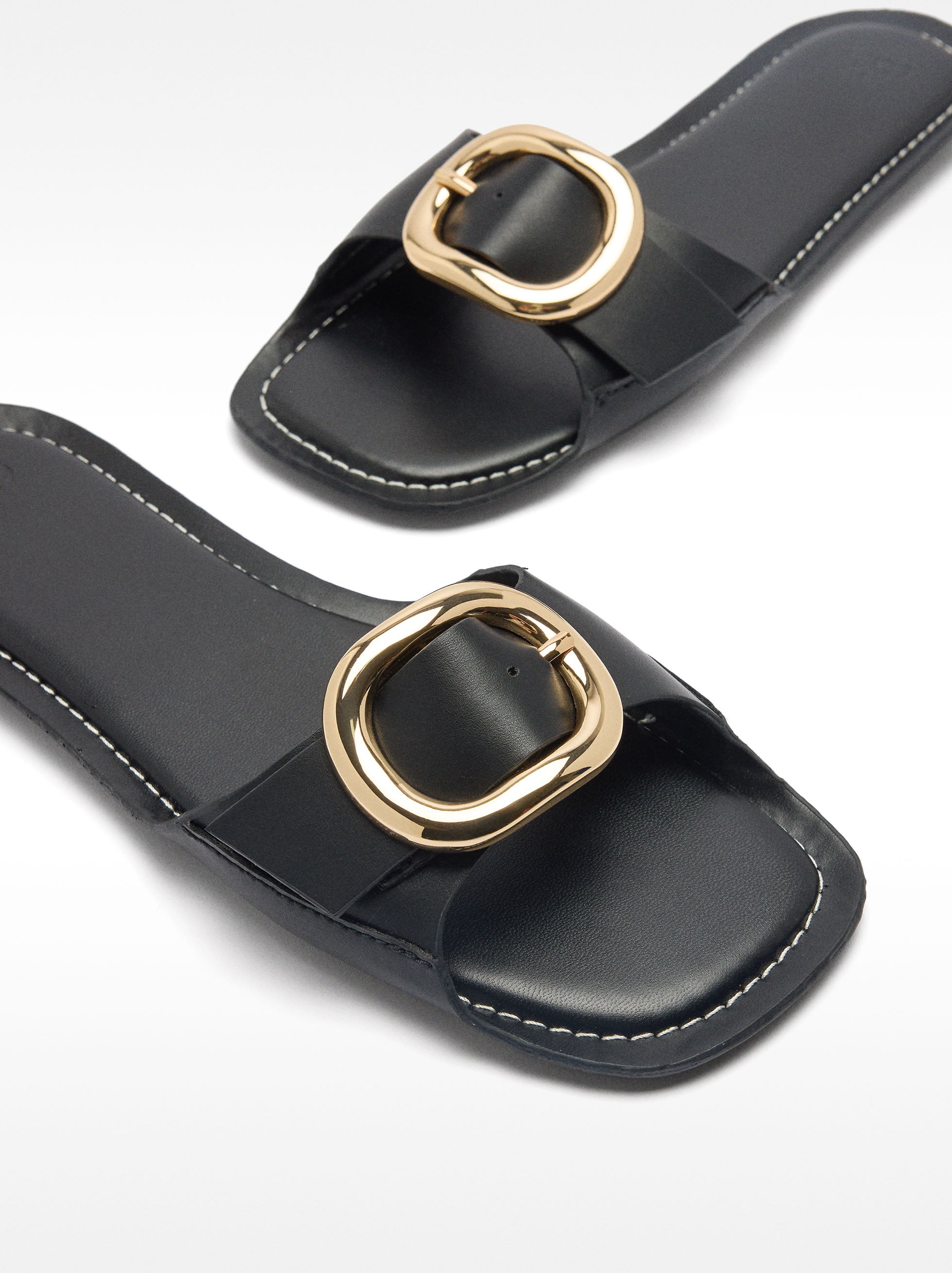 Sandalias Rasas Con Hebilla